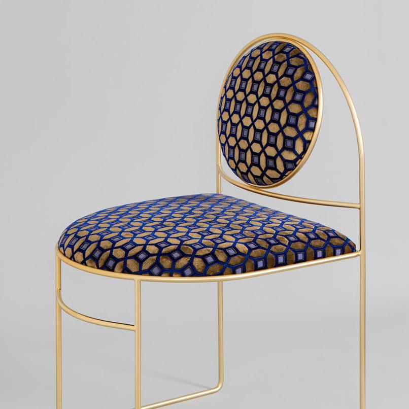 La Collection Ducale S/One, créée par le designer italien Enrico Girotti, est un hommage à la ville de Venise, reflétant l'importance des éléments distinctifs du gothique vénitien, repensés et réinterprétés dans le contexte du mobilier d'assise.