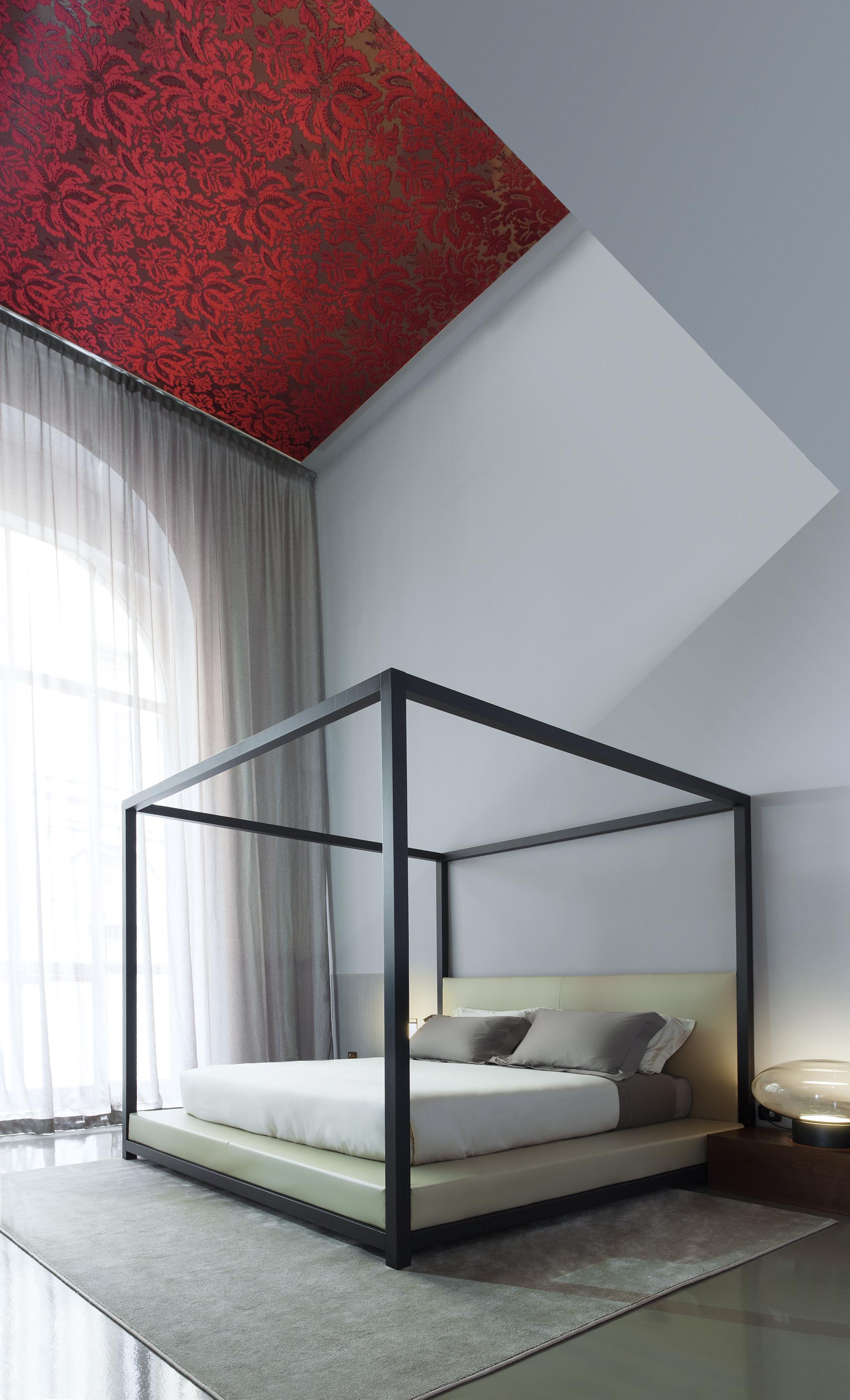 DUCALE'' Super King Size-Bett mit vier Pfosten, Holzrahmen und Lederpolsterung (Moderne) im Angebot