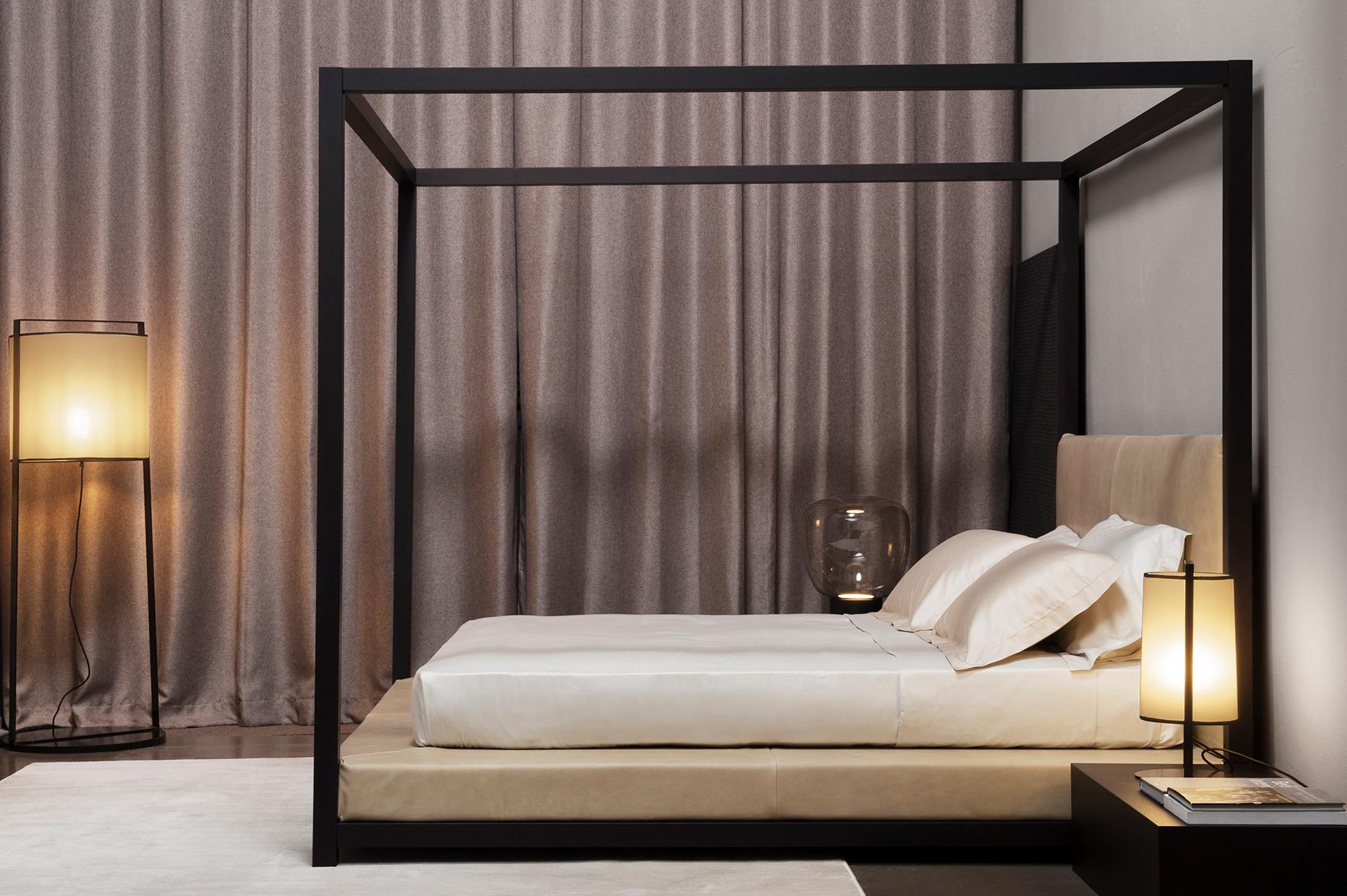 DUCALE'' Super King Size-Bett mit vier Pfosten, Holzrahmen und Lederpolsterung (Italienisch) im Angebot