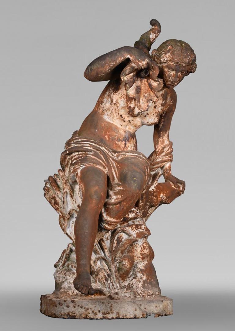 Cette statue, intitulée Jeune fille à la conque, a été coulée par la fonderie Ducel d'après une œuvre de Pierre Loison datant du milieu du XIXe siècle.

Le sculpteur Pierre Loison (ou Loyson) (1816-1886) a commencé sa carrière comme apprenti chez un