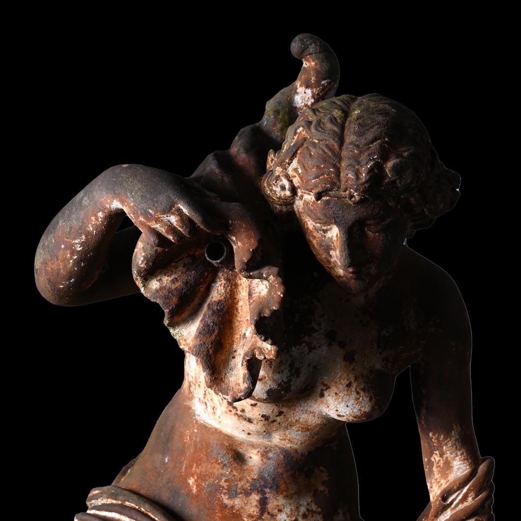 Ducel Foundry d'après Pierre Loison, Jeune fille à la conque, milieu du XIXe siècle État moyen - En vente à SAINT-OUEN-SUR-SEINE, FR