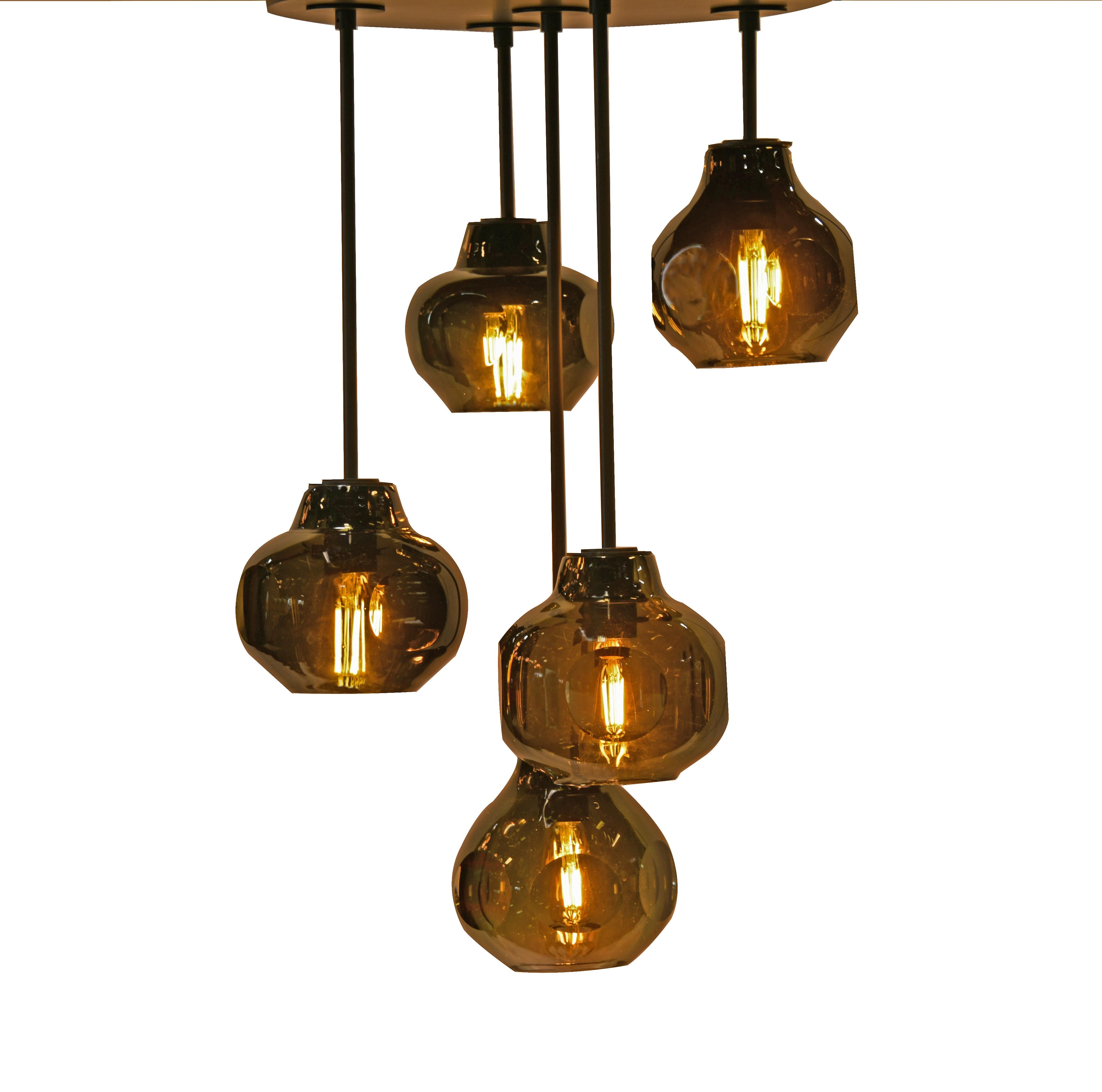 Vetro sabbiato ultra spesso con sfaccettature diamantate offerte in 3 Silhouette e 5 varianti di colore in bronzo lucido o nichel.

I modelli della collezione sono realizzati singolarmente a mano dagli abili artigiani del nostro studio. Su