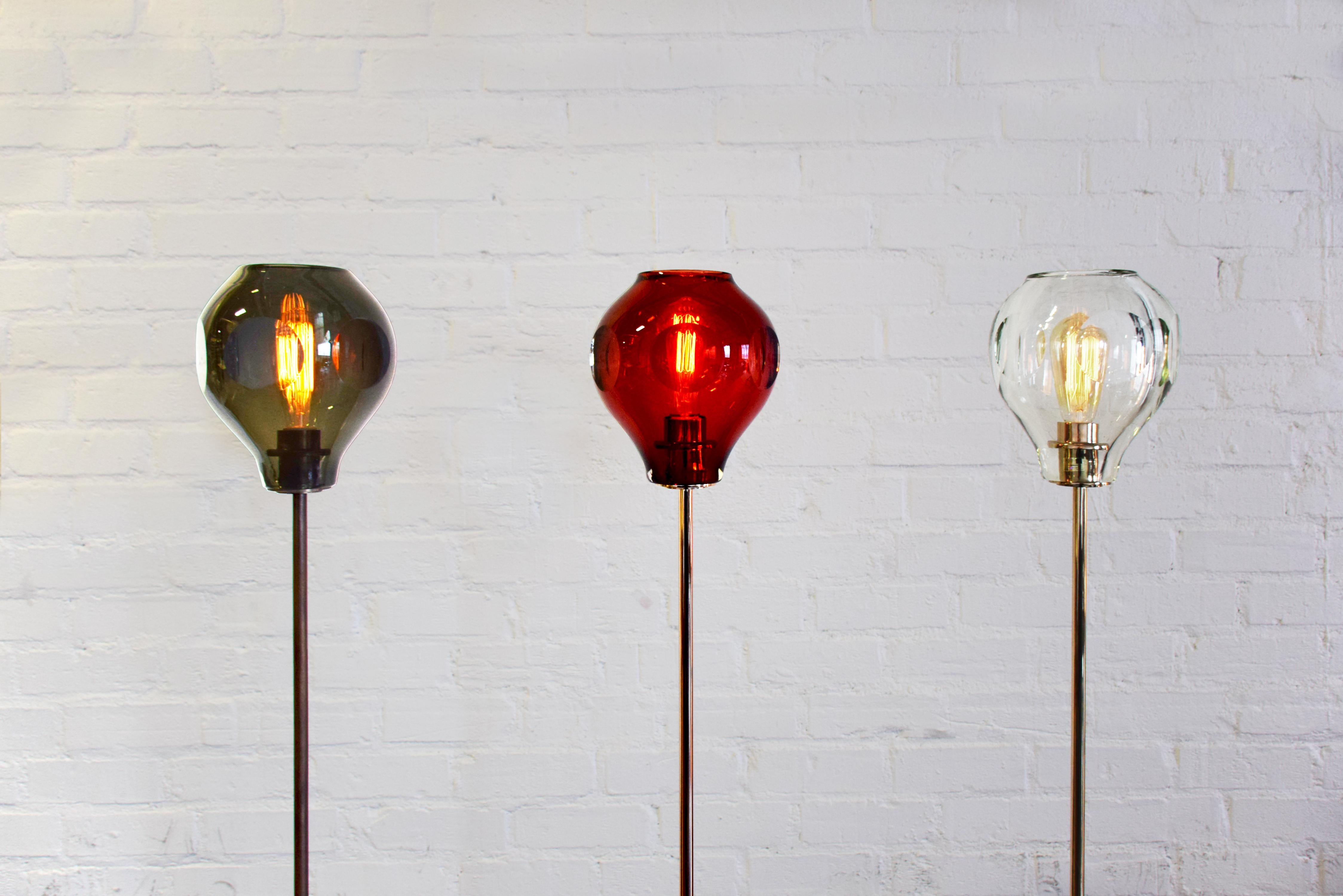 La lampada a sospensione ha un paralume in cristallo soffiato a mano con sfaccettature diamantate in CINQUE tonalità di colore. Combina i disegni e i colori per adattarli alla tua ispirazione, alla tua casa e alla tua vita.

Ogni sfaccettatura