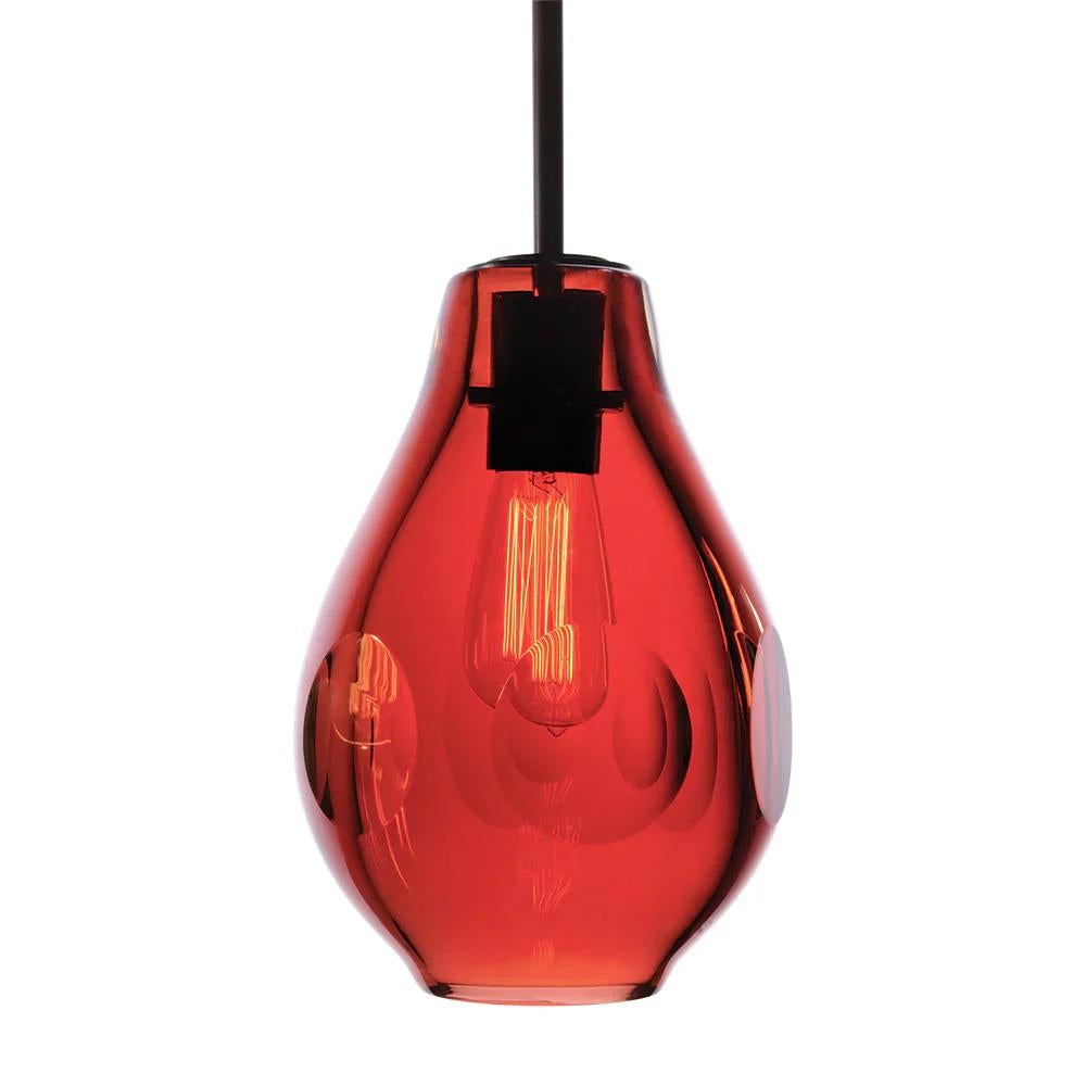 La suspension a un abat-jour en cristal soufflé à la main avec des facettes diamantées dans CINQ nuances de couleurs. Mélangez et associez les designs et les couleurs en fonction de votre inspiration, de votre maison et de votre vie.

Chaque facette