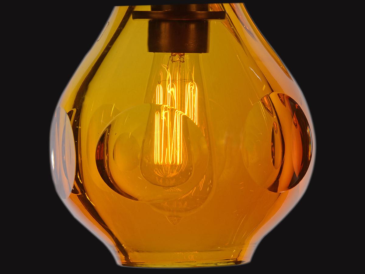 La lampada a sospensione ha un paralume in cristallo soffiato a mano con sfaccettature diamantate in CINQUE tonalità di colore. Combina i disegni e i colori per adattarli alla tua ispirazione, alla tua casa e alla tua vita.

Ogni sfaccettatura