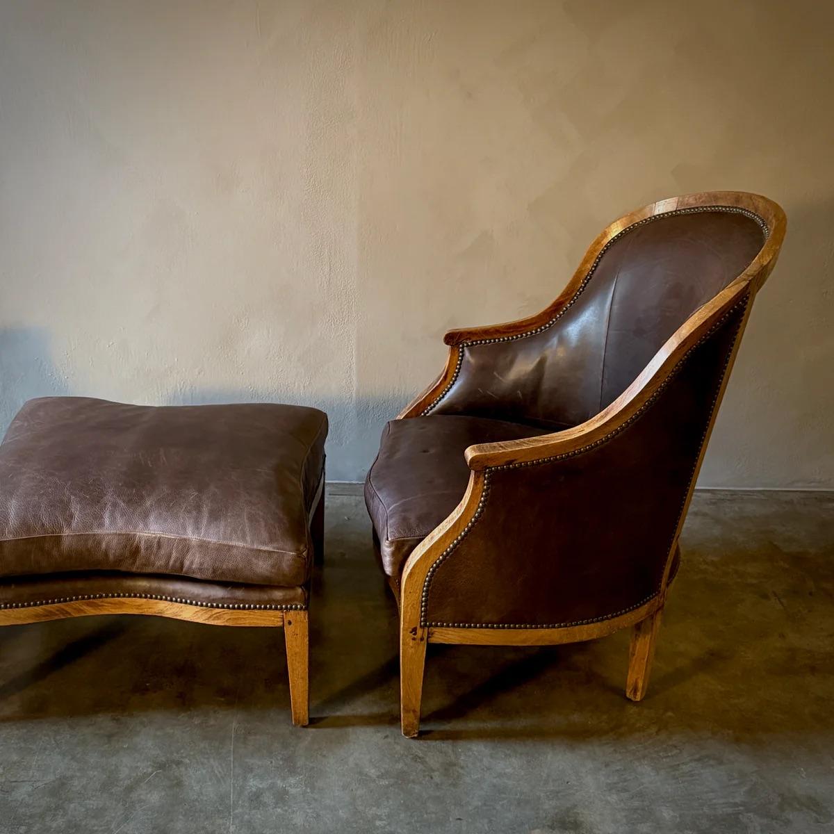 Cuir Chaises duchesse avec pouf en vente