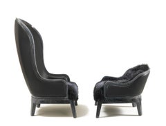 Poltrona Duchesse of Home in Oak nero con schienale alto in pelle e pelliccia di agnello