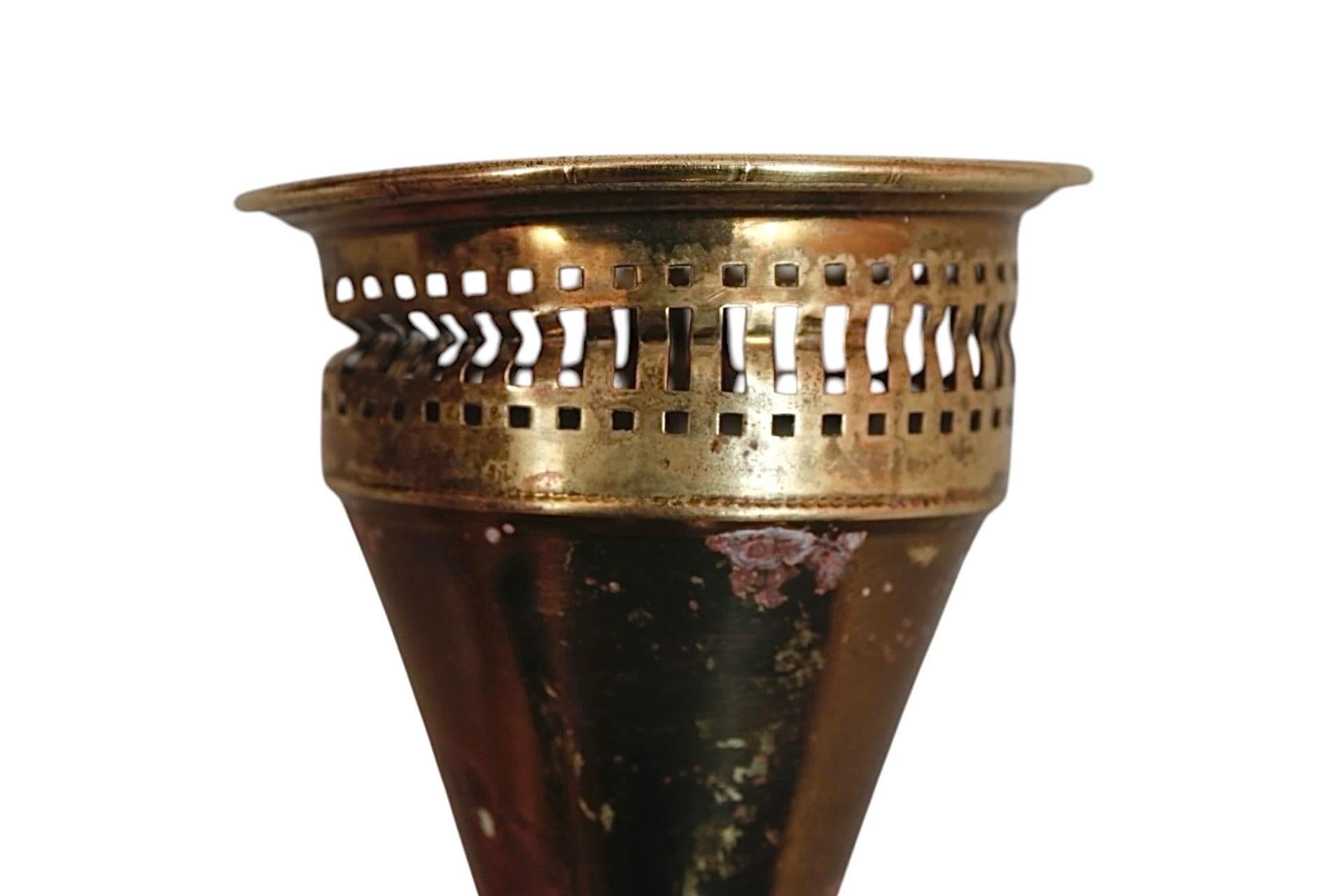 Coppia di portacandele in ottone di Duchin, circa 1950. I capitelli delicatamente traforati si trovano sopra le basi rotonde, pressate da un bordo a nastro. Patina complessa dell'ottone.