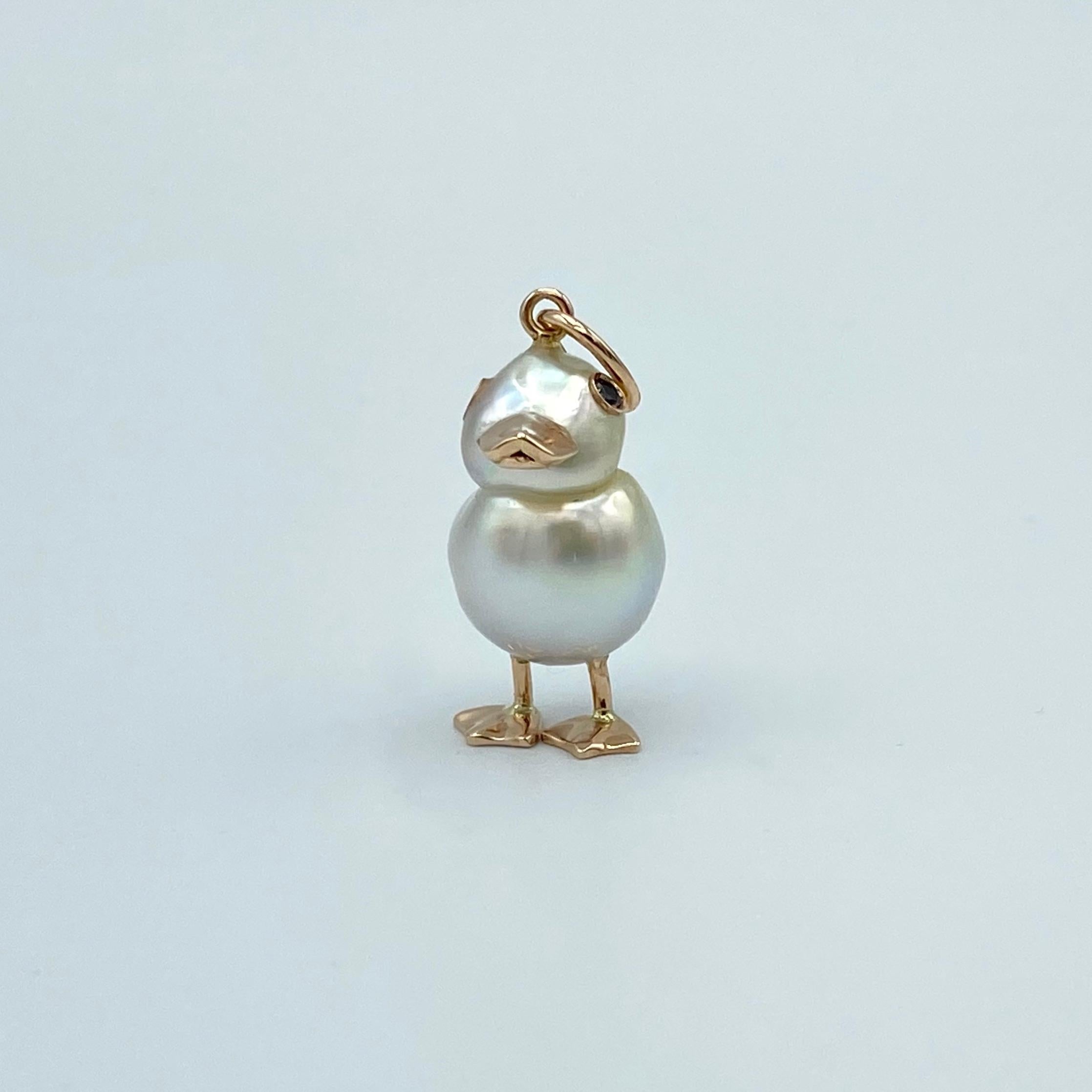 I made a duck jewel with this wonderful and original shape Australian pearl of about 11x15 mm.
He's got a beak and legs in red gold.
Its eyes are two black diamonds of 0.03.

The height of the pendant including the ring for the chain.
The chain is
