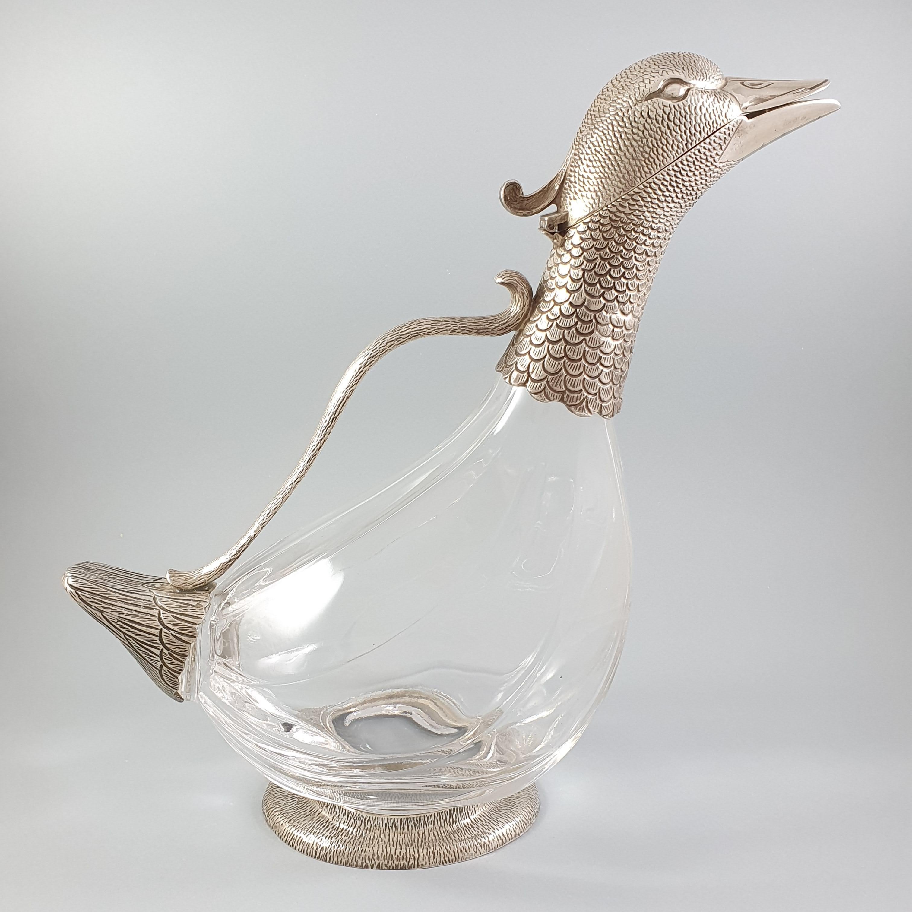 Ewer in crystal and Sterling Silver in the shape of a duck

Italian work of the 20th century 
Hallmarkeded 925 silver 

Size: Height: 26 cm

Perfect condition.