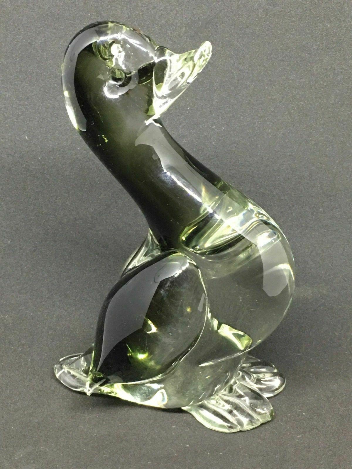 A Venetian sculptural duck figurine in hand blown glass, produced on the isle of Murano, circa 1970s. A nice piece of art for any room.