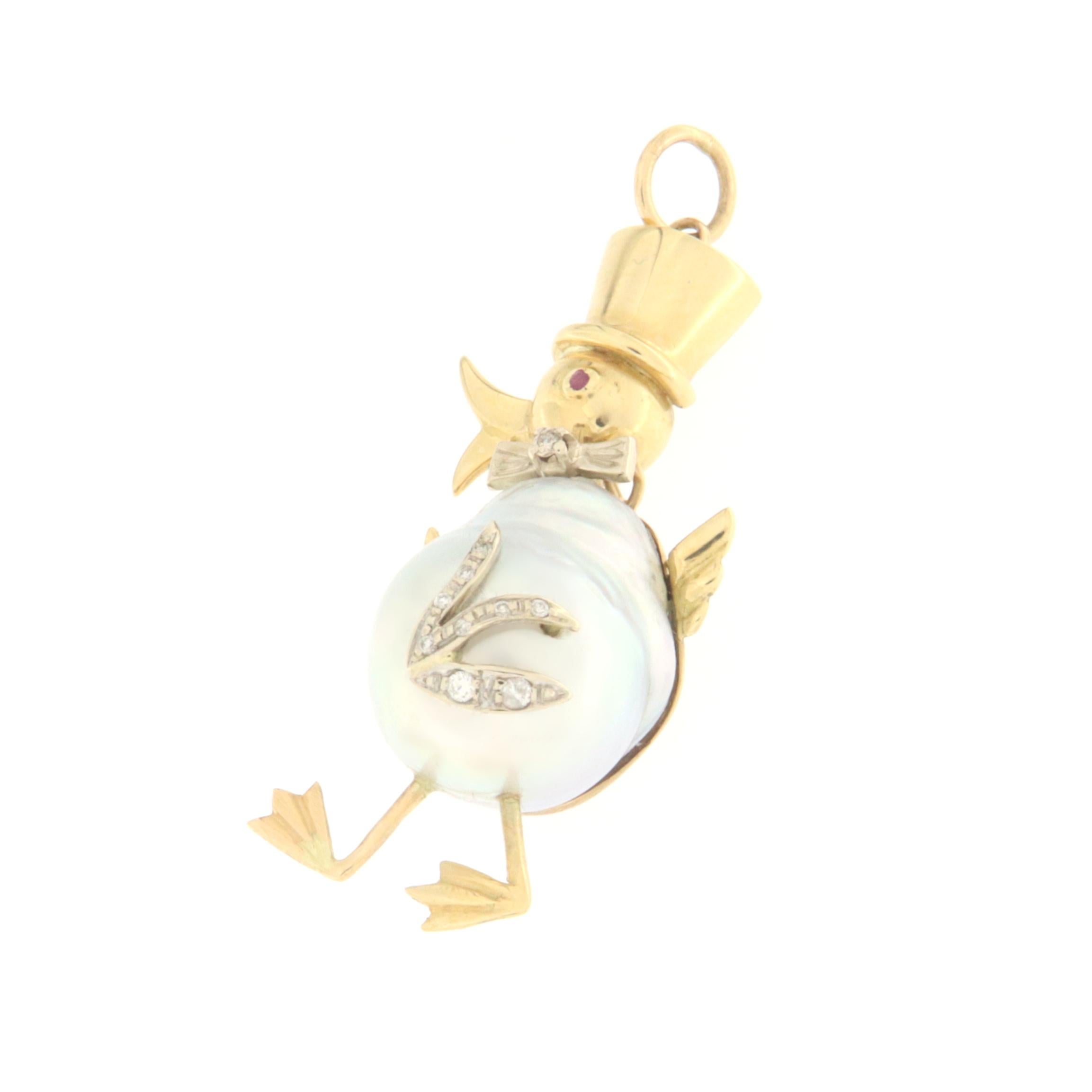 This enchanting pendant features a duck, exquisitely crafted in 18-karat white and yellow gold, combining the elegance of design with the vivacity and charm of nature. The body of the duck is beautifully represented by a cultured natural pearl,