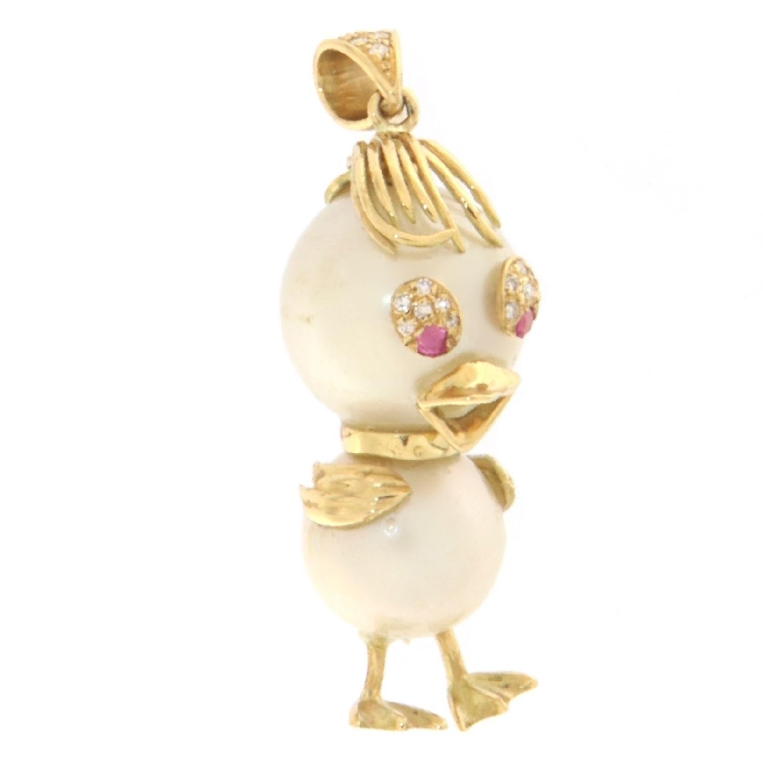 This charming duck-shaped pendant, crafted in 18-karat yellow gold, is a joyful expression of creativity and masterful craftsmanship. The innovative design utilizes two pearls to represent the main parts of the duck: one for the head and another for
