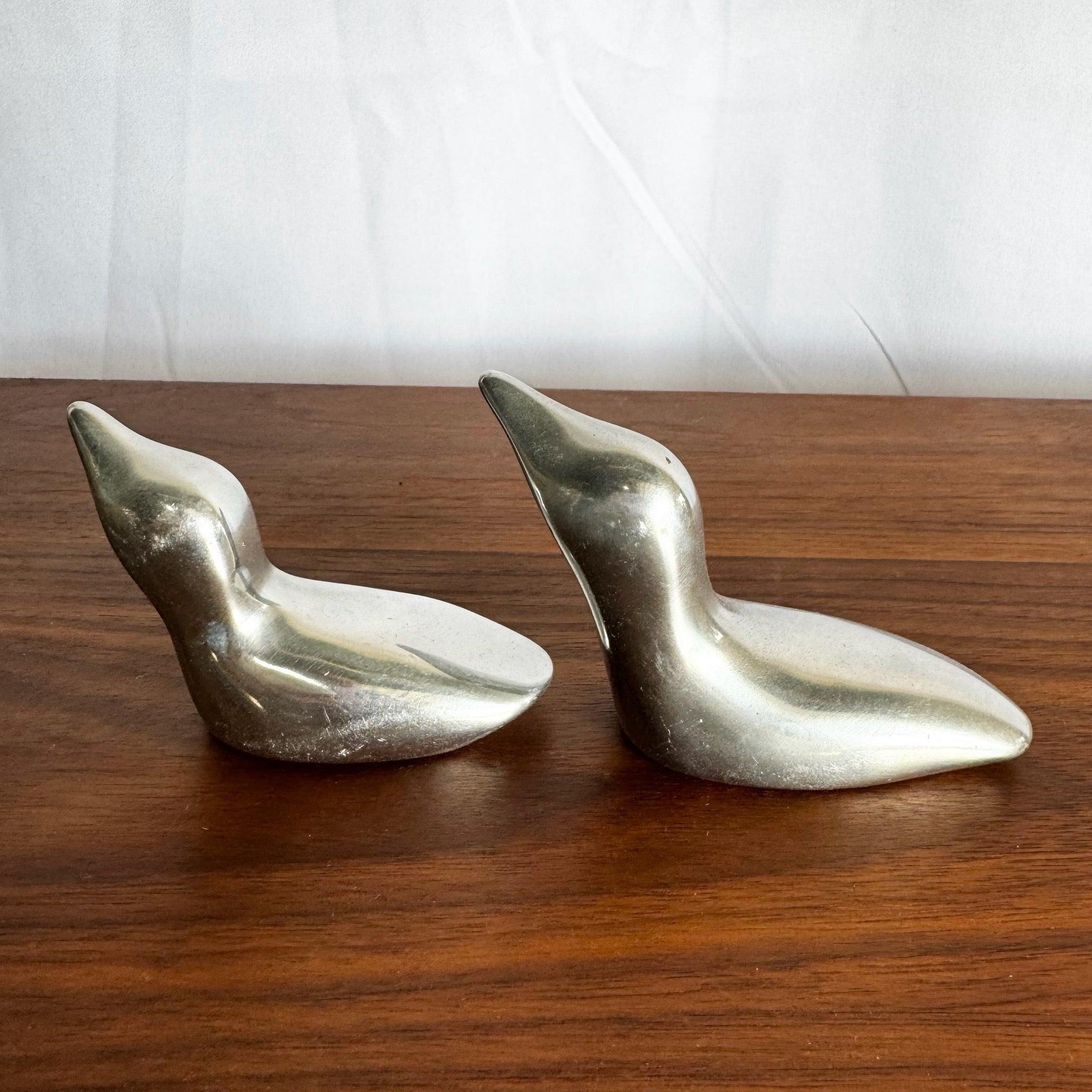 Coppia di sculture di anatre in alluminio Hoselton dal design elegante e minimalista e dalla finitura lucida, perfette per arredamenti moderni o collezioni d'arte.
 
 Vendiamo gli articoli così come sono stati acquistati, senza alcun restauro o