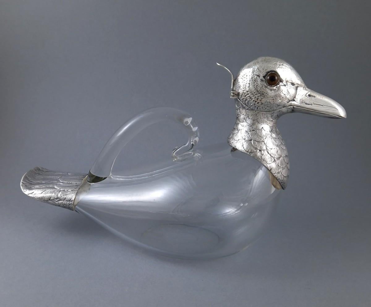 Amusante carafe en forme de canard en verre soufflé et en argent sterling
Poinçonné avec Minerva 1st standard pour 950/1000
Œuvre française du début du 20e siècle
Longueur : 27 cm
Largeur : 11 cm
Hauteur : 17 cm
Poids brut : 1150 grammes