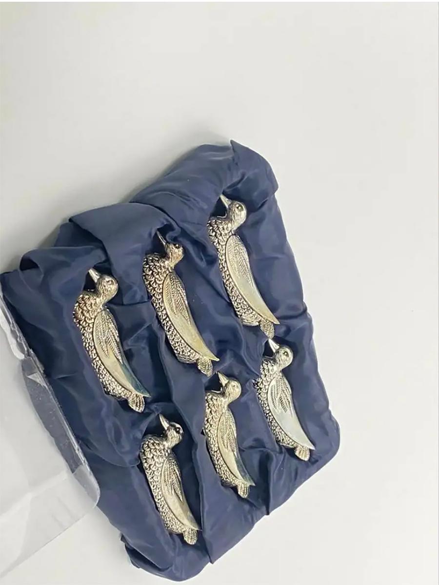 These are knife rests in silver plate metal. They are scupltures representing Ducks. 
They have been made in France in circa 1970.