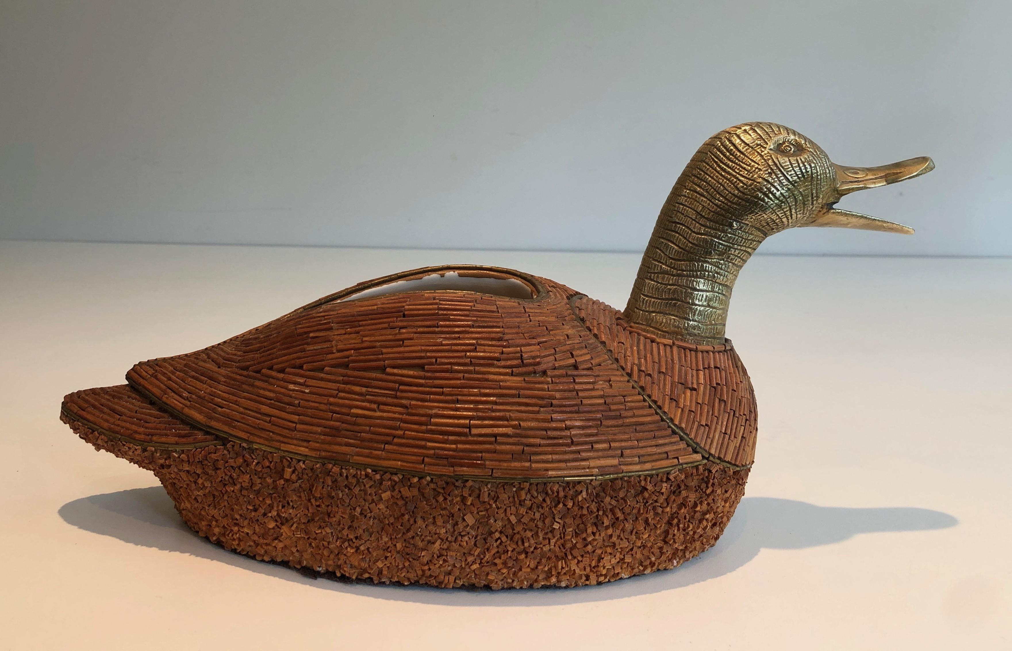 This vide-poche representing a duck is made of ceramic and brass. This is an Italian work signed Tarzia Firenze. Circa 1970