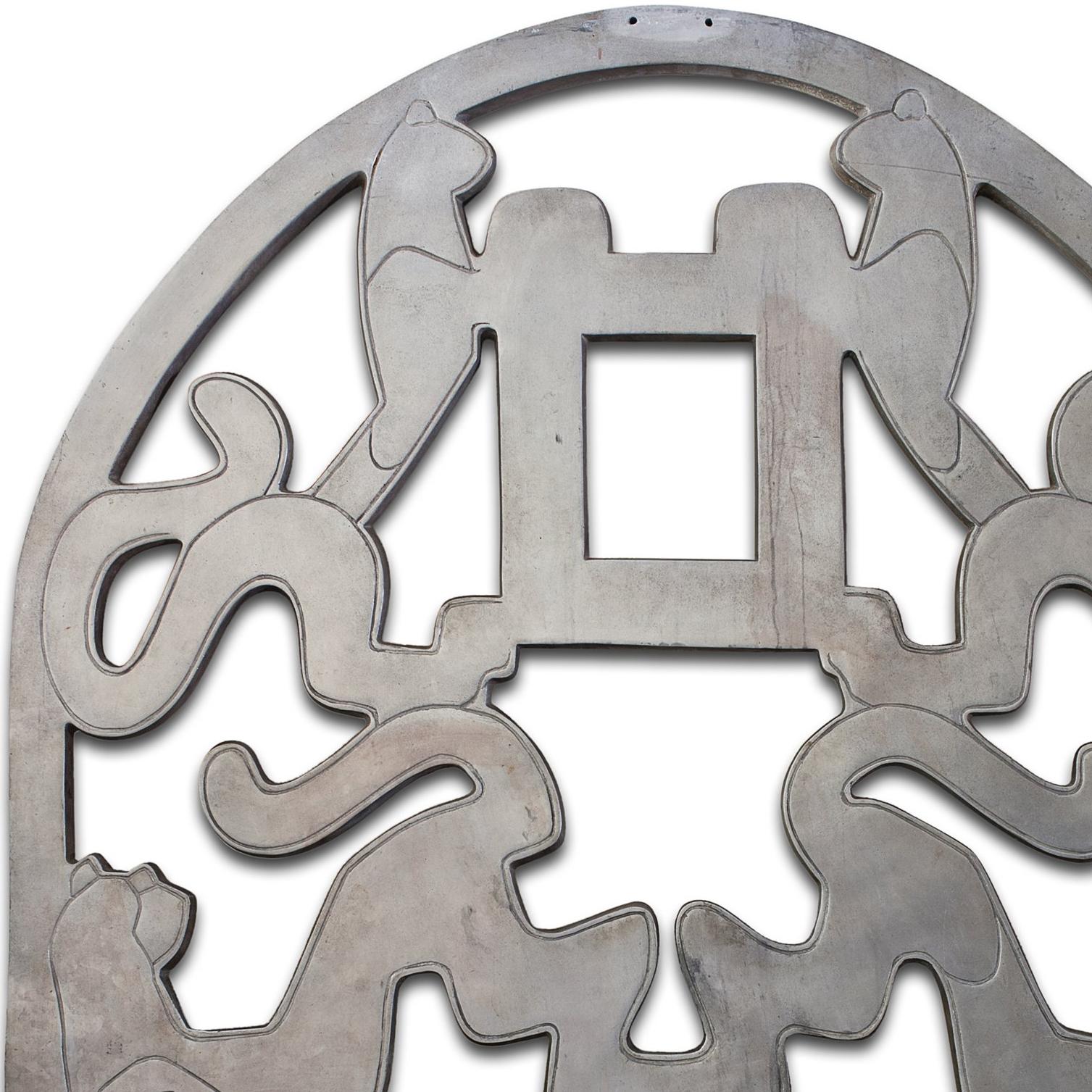 Dudley Vaill Talcott (Américain, 1899-1986), The Gate, années 1930. De la succession de l'artiste. En bon état. Ce grand portail en aluminium est décoré de la figure d'une femme allongée et de quatre chats.

La porte a été créée par Talcott pour