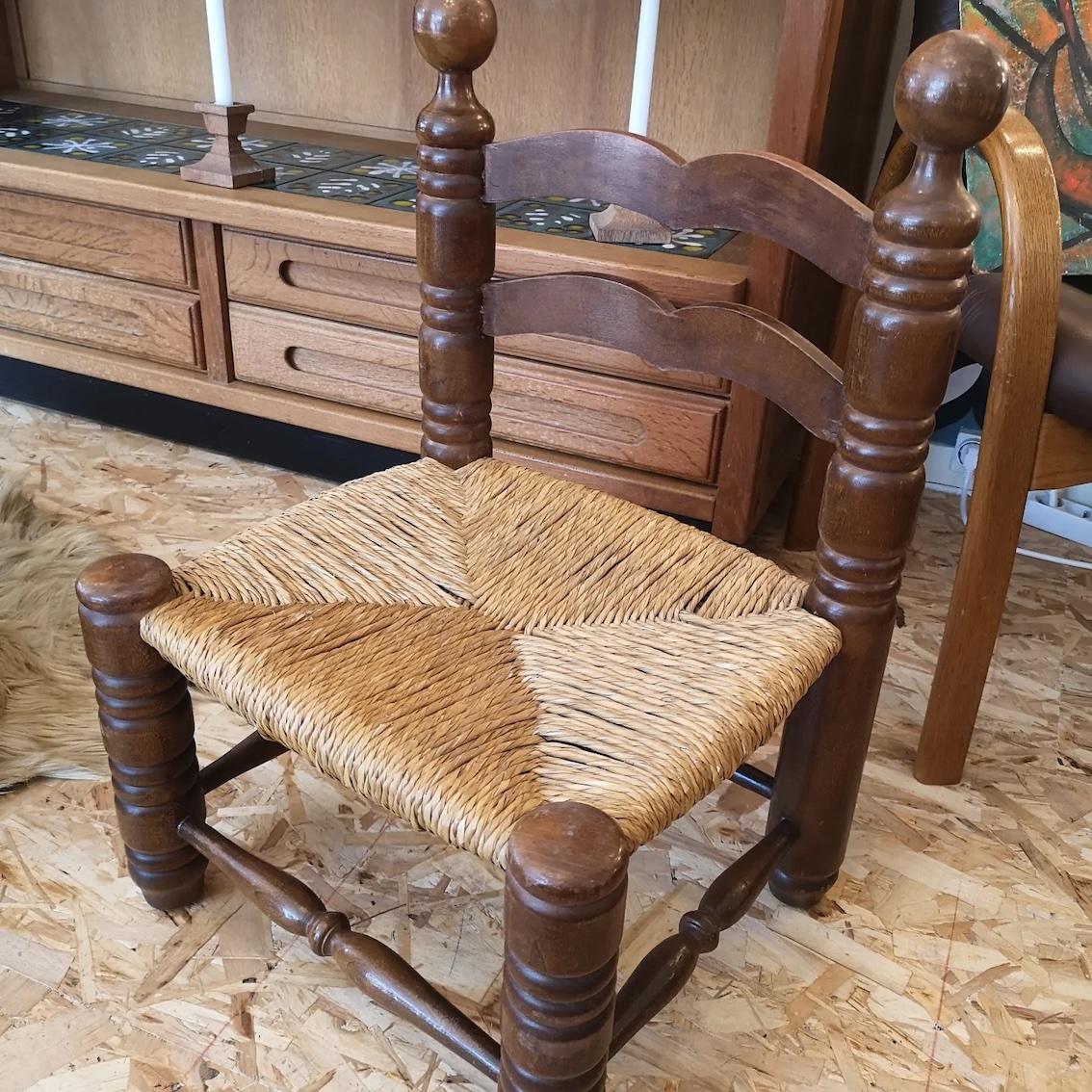 Ich biete einen herrlichen Stuhl aus massivem Eichenholz mit Strohsitz zum Verkauf an, der in den 1940er Jahren von dem berühmten französischen Designer Charles Dudouyt hergestellt wurde. Dieses authentische, geschichtsträchtige Stück verkörpert
