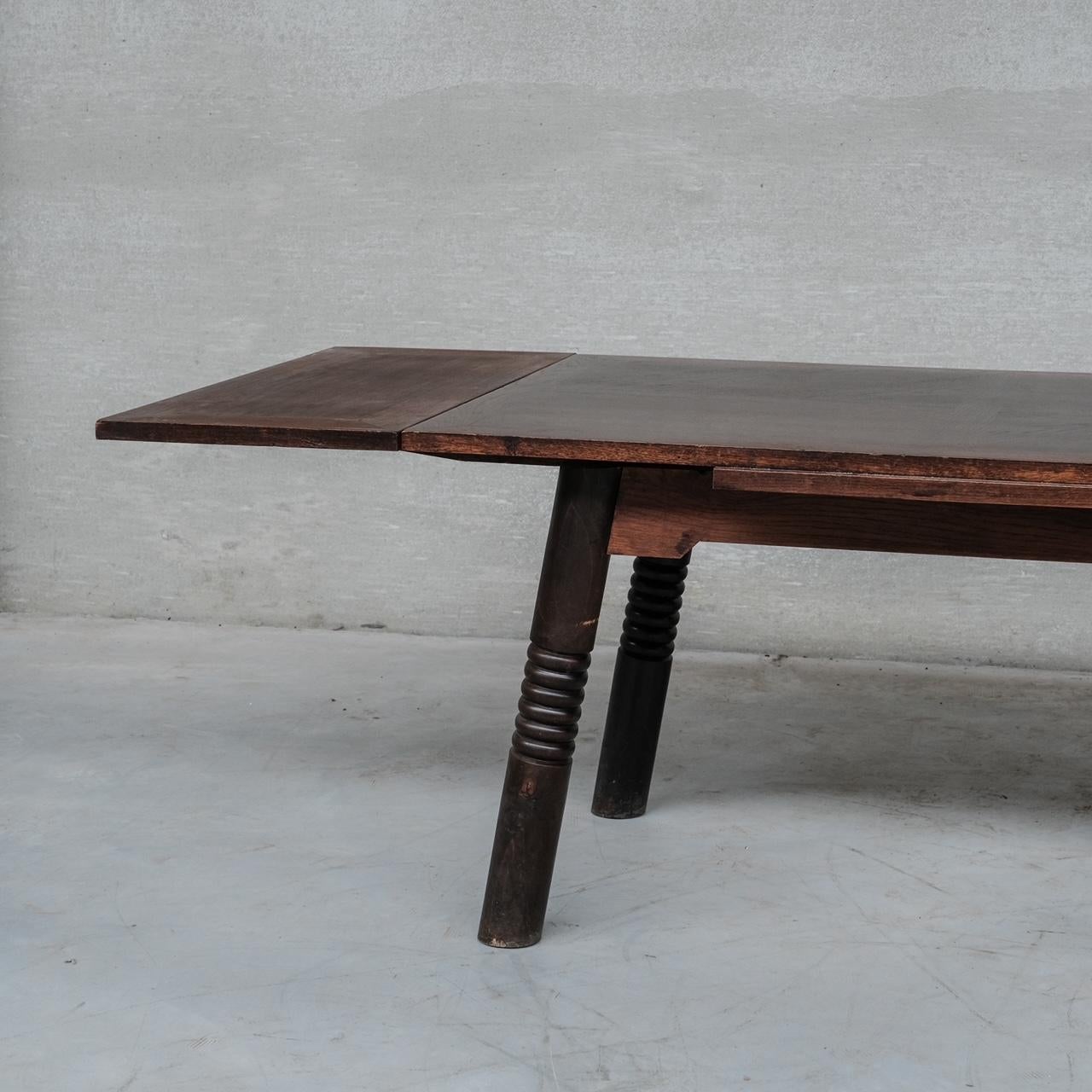 Une belle table de salle à manger extensible en chêne.

France, c1930s.

A la manière de Dudouyt.

Reste en bon état, il y a une fissure à une jambe qui sera renforcée et restaurée avant l'expédition inclus le coût.

Les extensions ajoutent 86