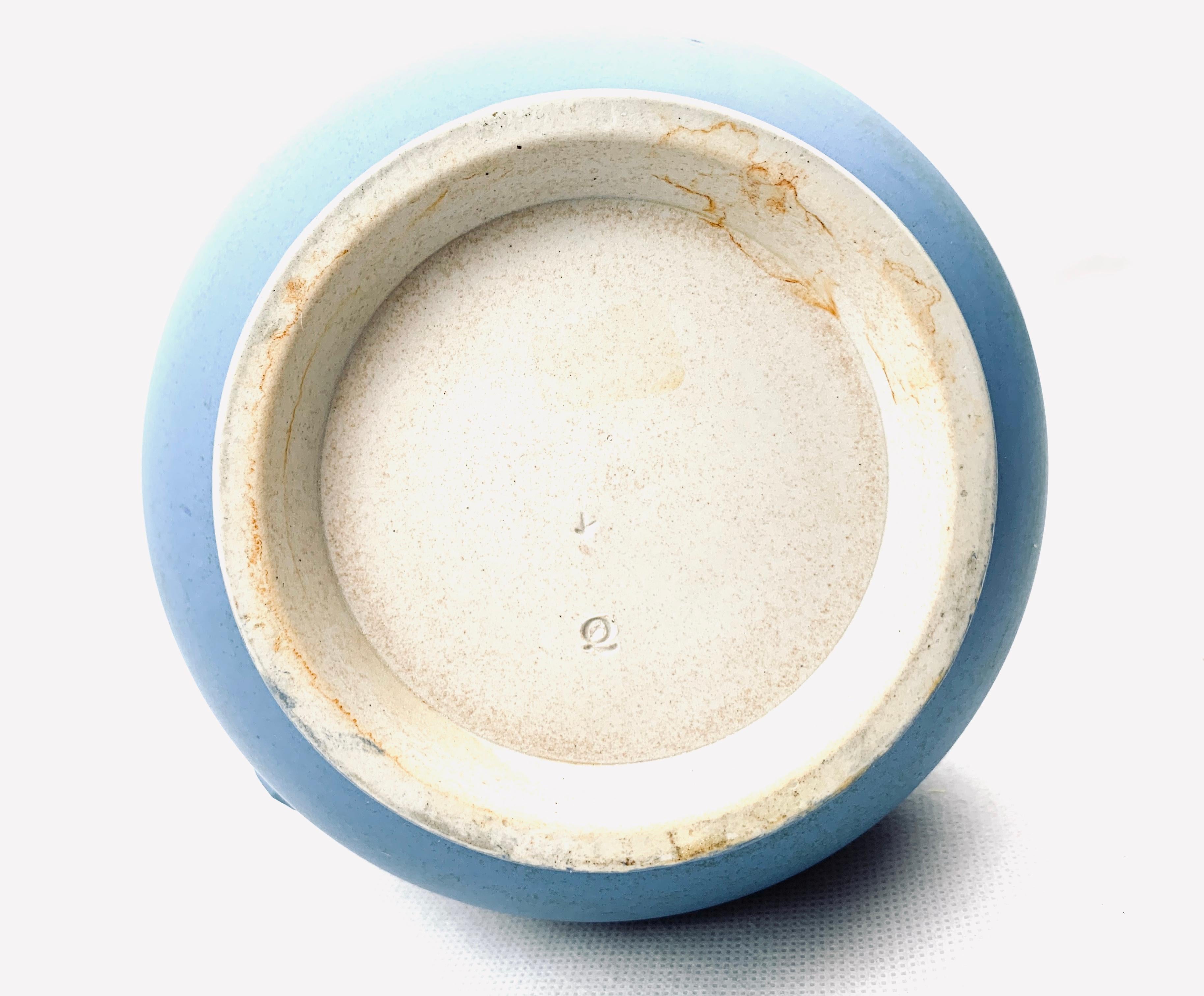 Jasperware-Krug mit blauen und weißen Anwendungen, neoklassizistischem Motiv  im Angebot 1