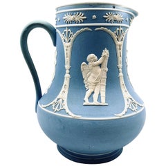 Pichet en jaspe bleu et blanc à motif néoclassique