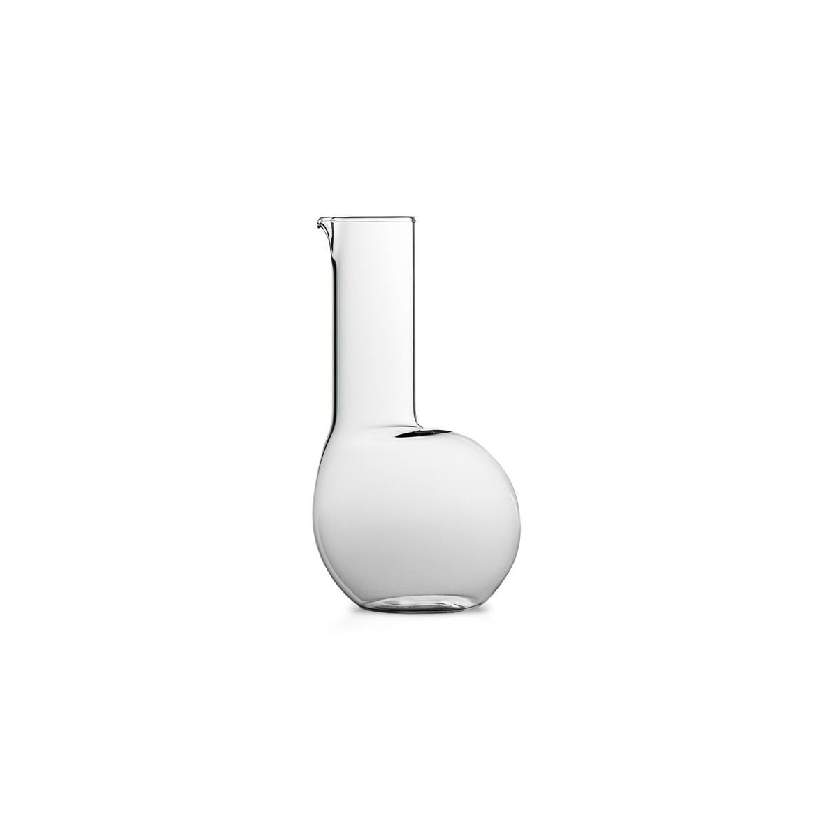 Dudù est une carafe en verre soufflé de haute qualité, disponible en deux versions différentes : en verre lisse ou en verre rainuré avec un effet plissé. Dudù fait partie de Table Joy, une collection conçue par Matteo Cibic dont les objets sont une