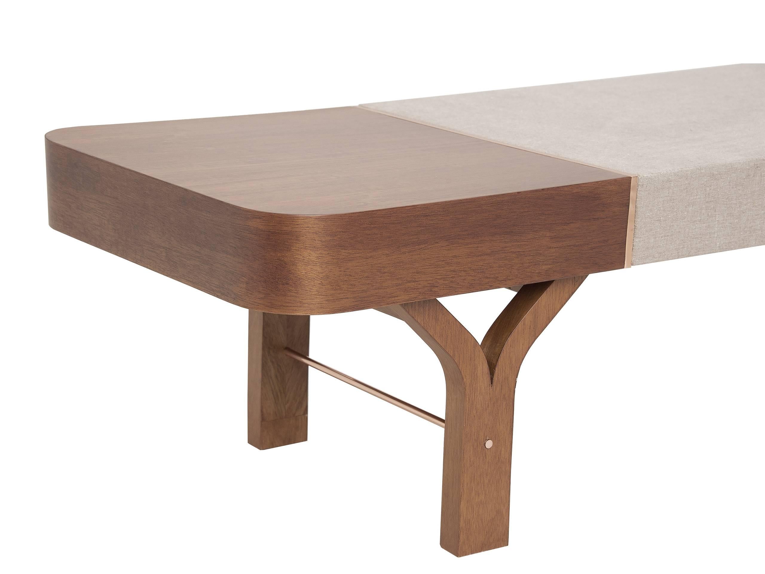 The bench Due (two in Italian) has a double function: Table and seat in one single piece.