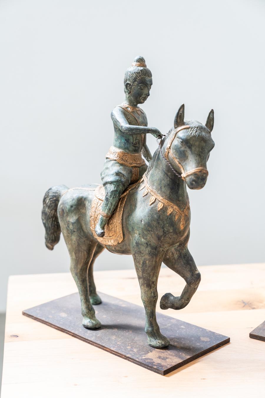 TWO ANTIQUE BRONZE KNIGHTS 1920s-30s
Stile Vintage
Light Weight - Under 40 kg
Detailed Condition Very Good - This vintage/antique item has no defects, but may show slight signs of use.
Height 49 cm
Width 35 cm
Depth 17 cm