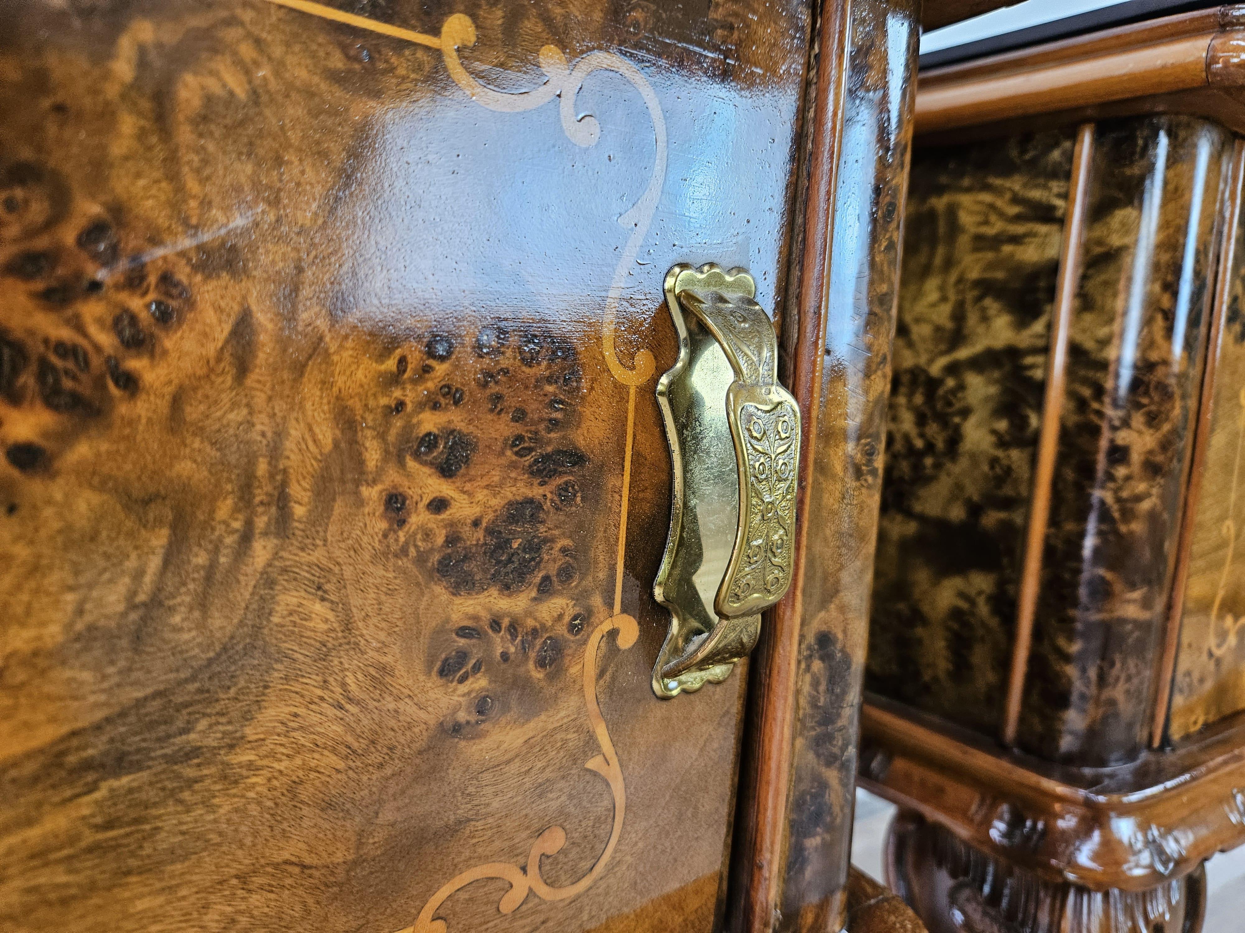 Zwei Nachttische im Chippendale-Stil aus den 1950er Jahren mit gearbeitetem Glas und Fach im Angebot 5
