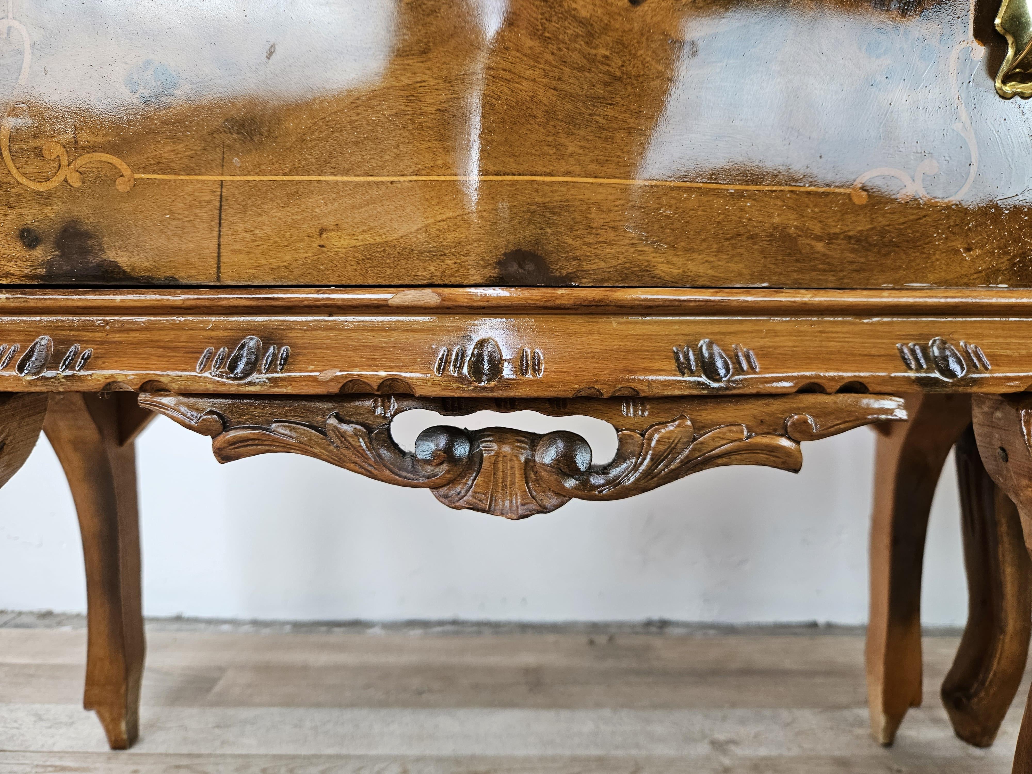 Zwei Nachttische im Chippendale-Stil aus den 1950er Jahren mit gearbeitetem Glas und Fach im Angebot 8
