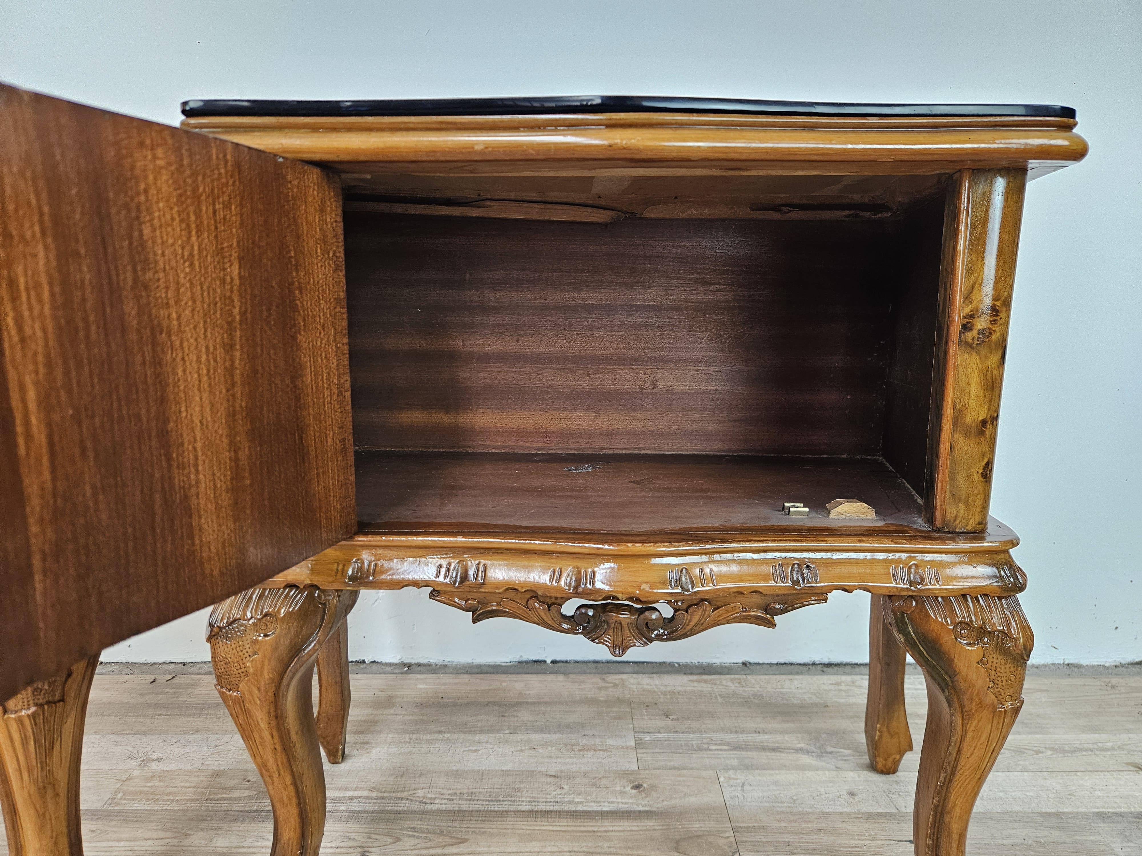 Zwei Nachttische im Chippendale-Stil aus den 1950er Jahren mit gearbeitetem Glas und Fach im Angebot 12