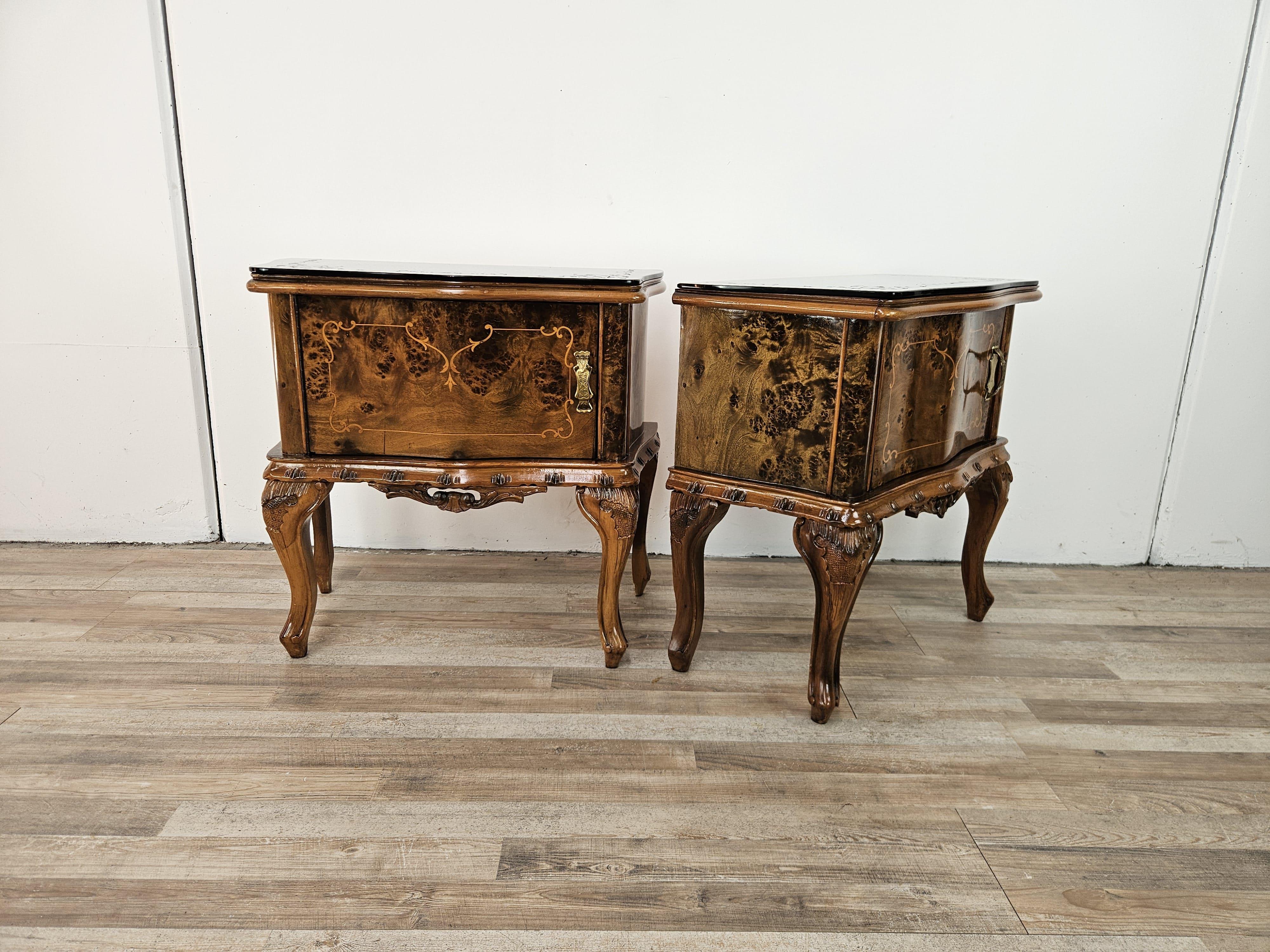 Ein Paar Chippendale-Nachttische aus den 1950er Jahren mit Messinggriffen und geschnitztem Holzrahmen.

Sie sind sehr edel und elegant und verfügen über ein schwarz gearbeitetes und verziertes Glas und eine Tür mit Innenfach.

Sie sind ölpoliert und