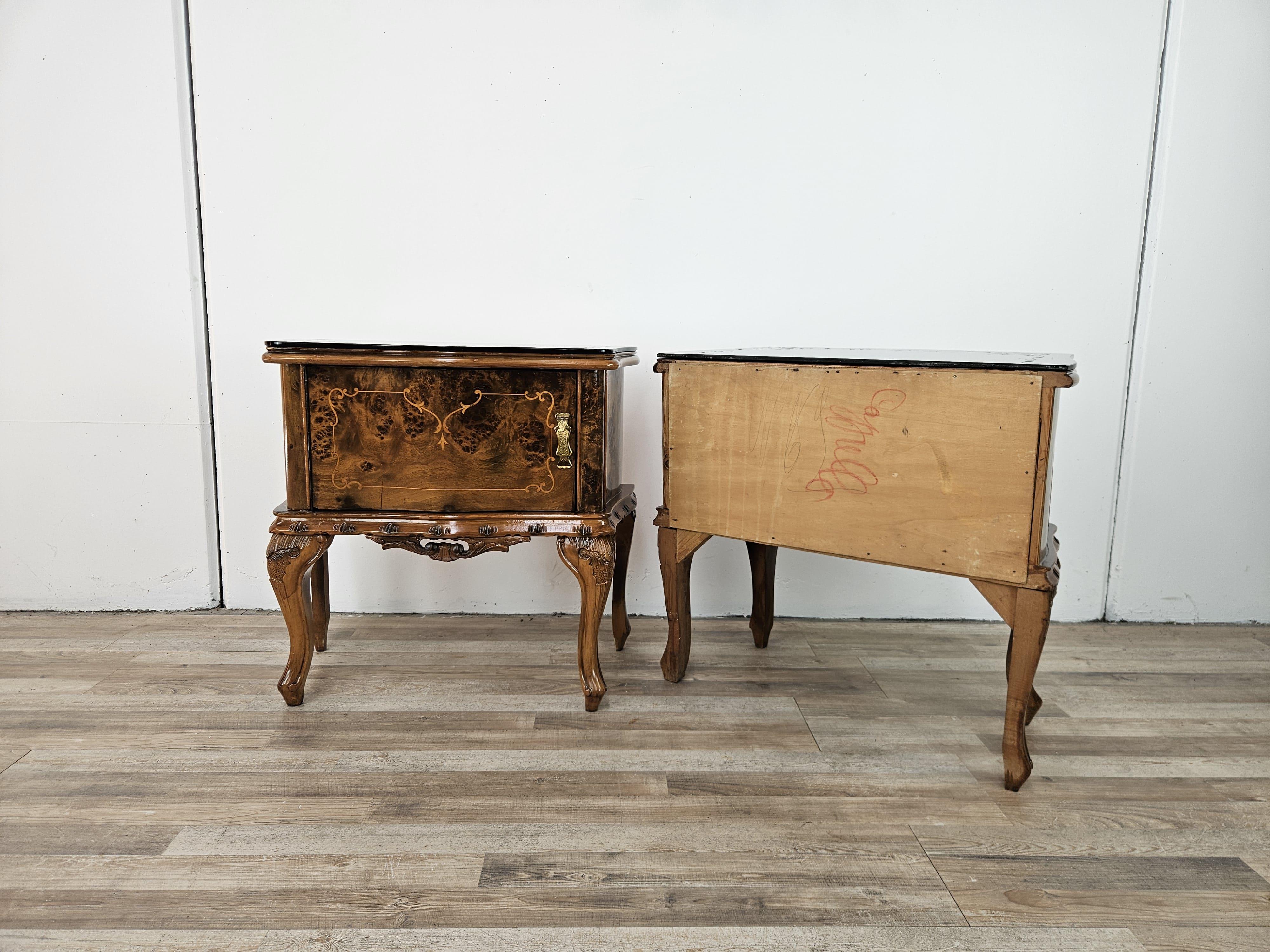 Zwei Nachttische im Chippendale-Stil aus den 1950er Jahren mit gearbeitetem Glas und Fach (Italian) im Angebot