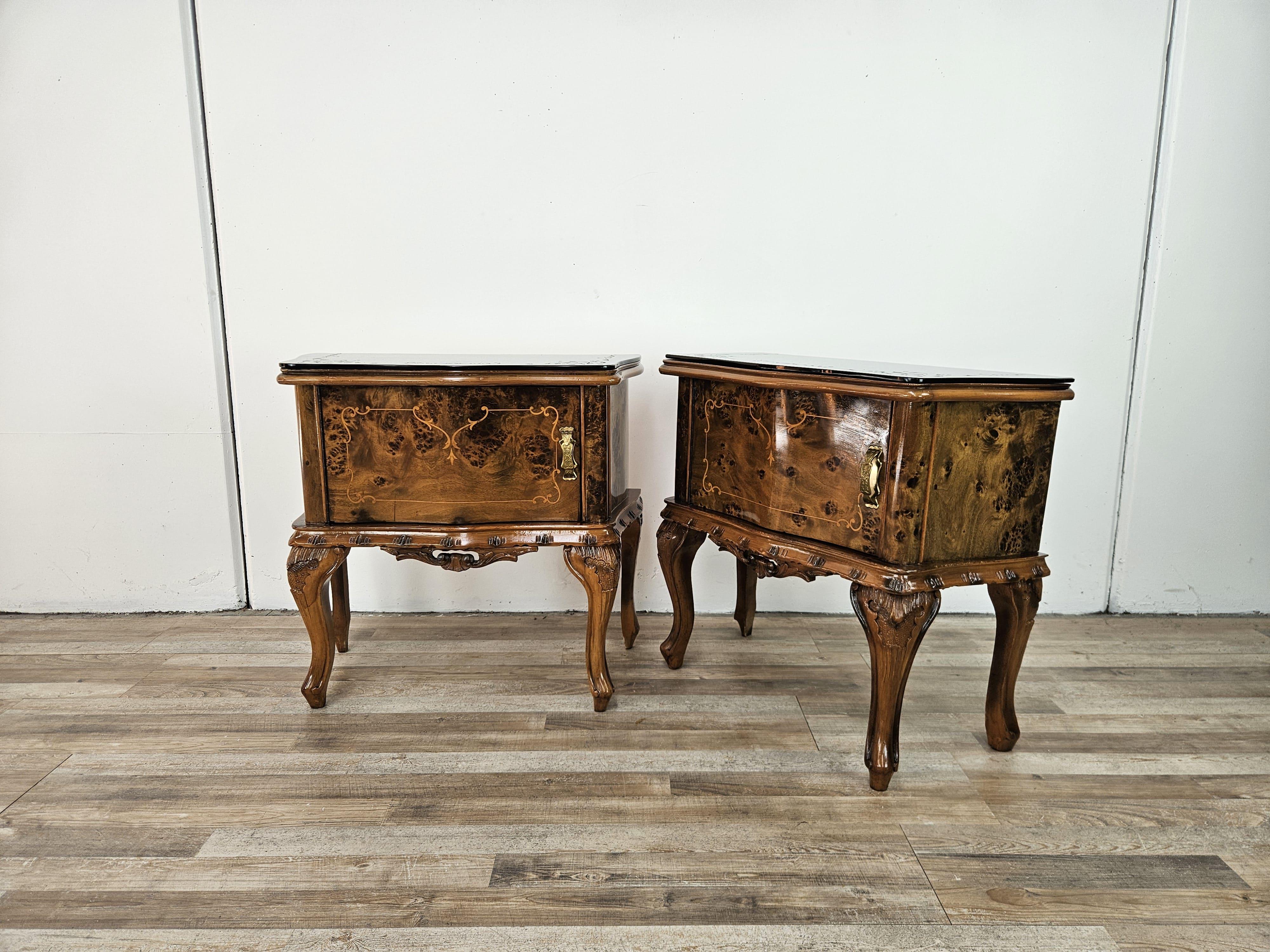 Zwei Nachttische im Chippendale-Stil aus den 1950er Jahren mit gearbeitetem Glas und Fach im Zustand „Gut“ im Angebot in Premariacco, IT