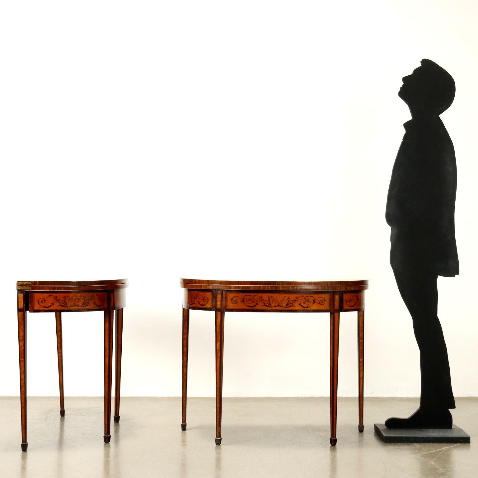 Coppia di tavoli parietali apribili a gioco, in stile Giorgio III realizzati in epoca Vittoriana. I tavoli presentano quattro montanti tronco piramidali di cui i due posteriori, apribili a compasso permettono l'appoggio del mezzo piano superiore