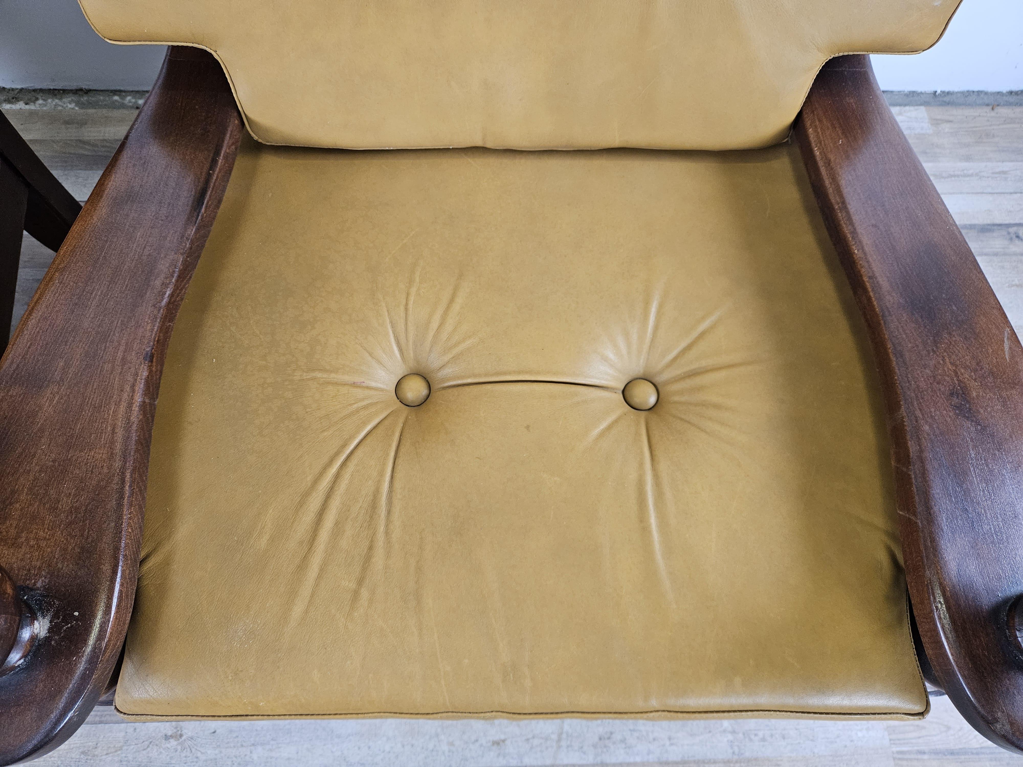 Deux grands fauteuils des années 1980 en bois massif et cuir en vente 3