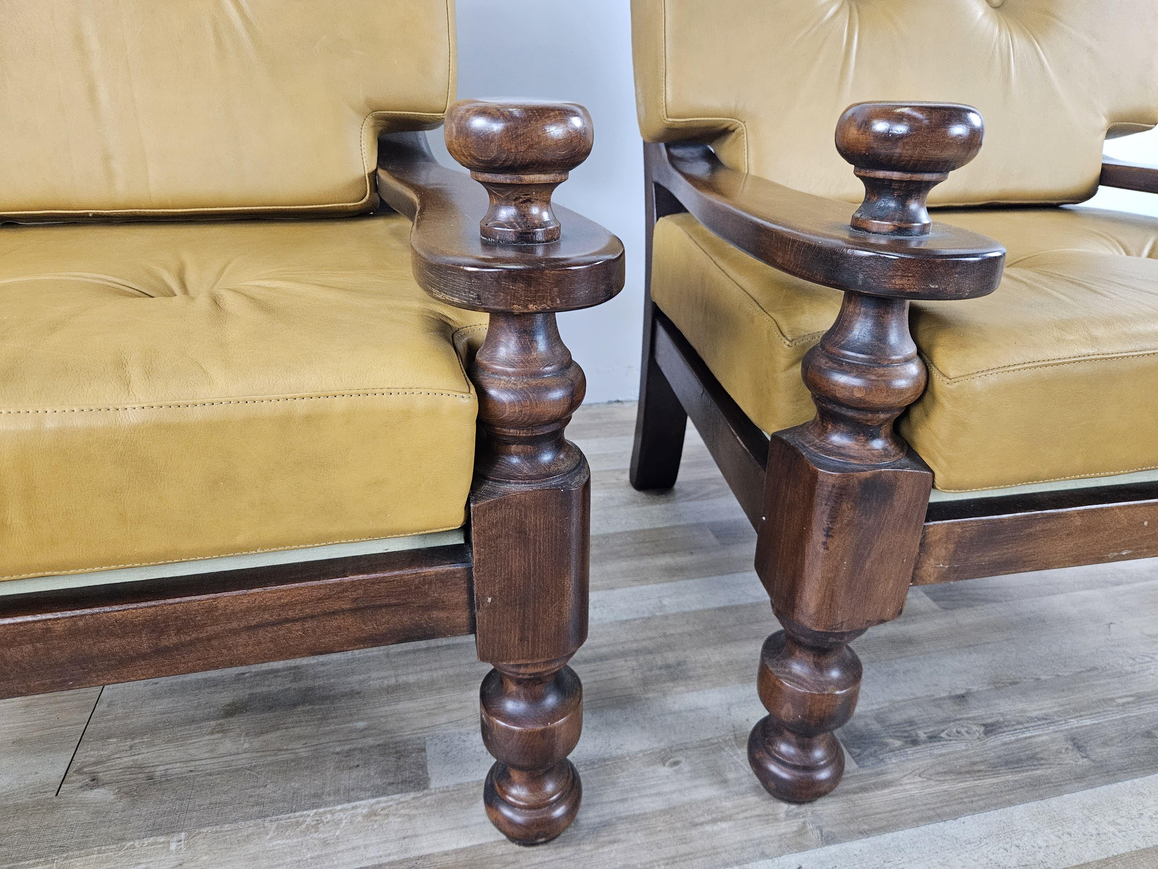 Deux grands fauteuils des années 1980 en bois massif et cuir en vente 4