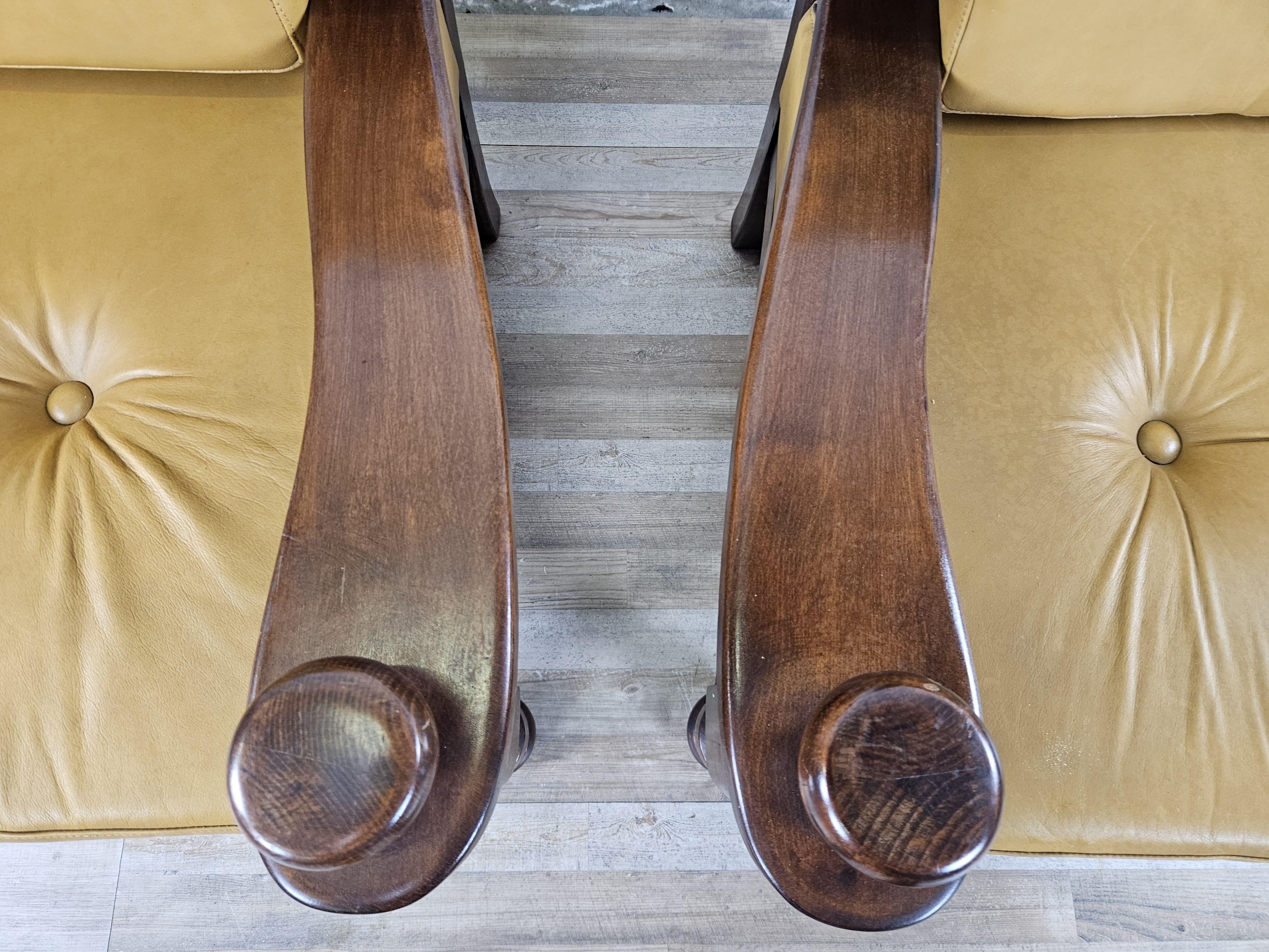 Deux grands fauteuils des années 1980 en bois massif et cuir en vente 5