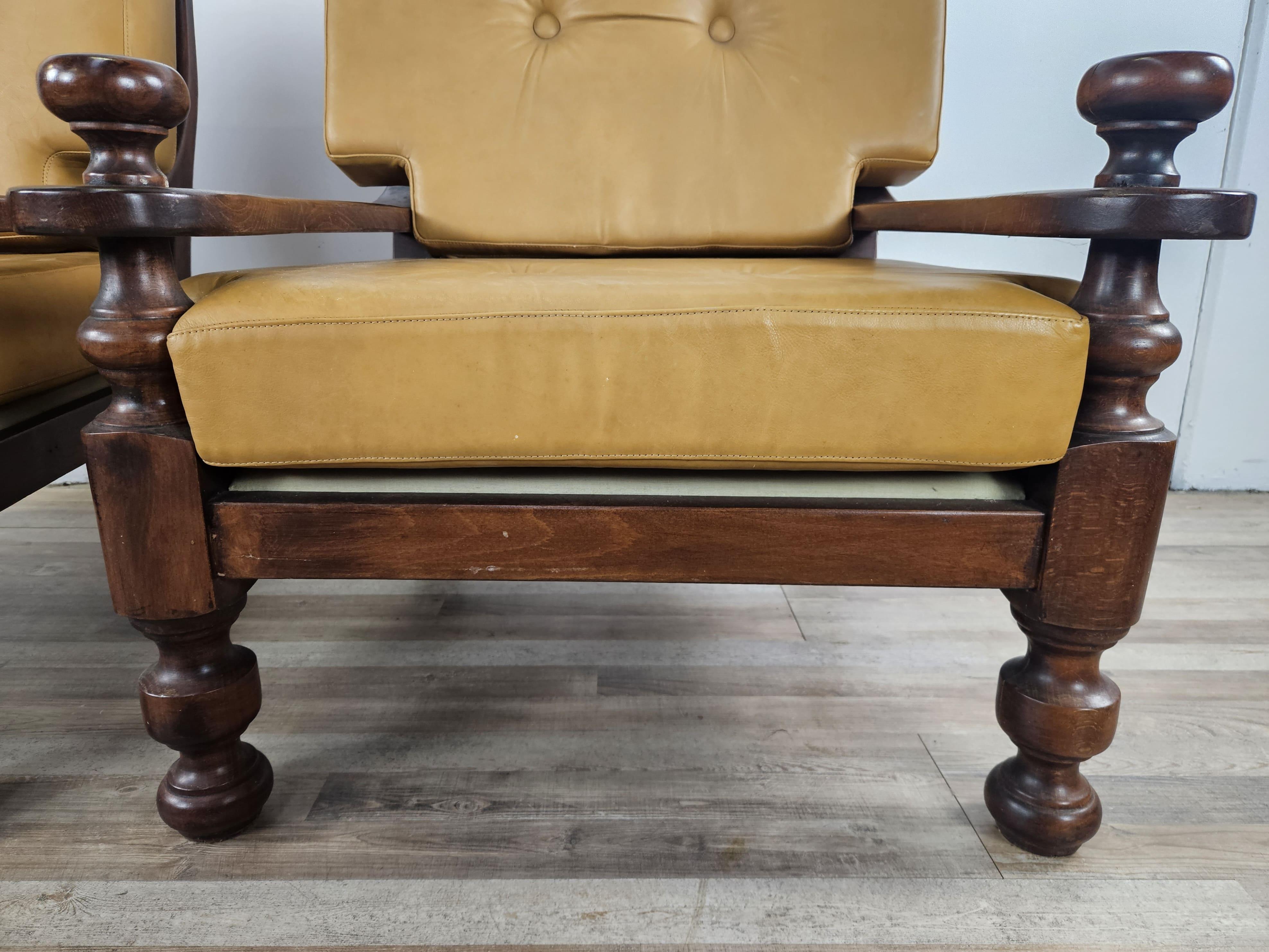 Deux grands fauteuils des années 1980 en bois massif et cuir en vente 7