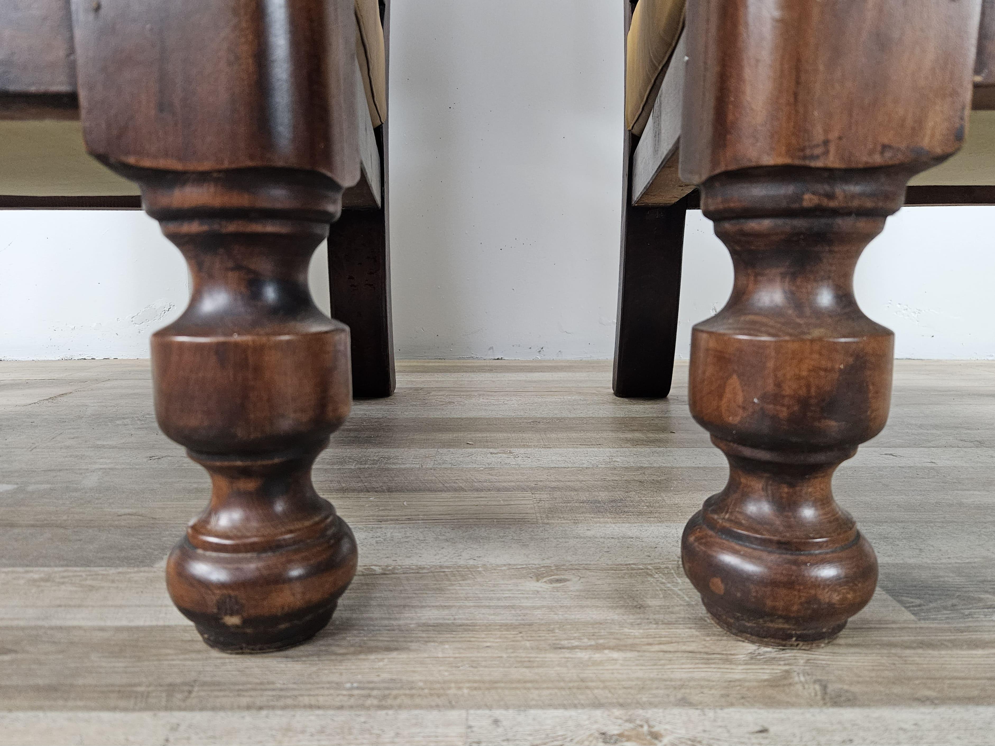 Deux grands fauteuils des années 1980 en bois massif et cuir en vente 8