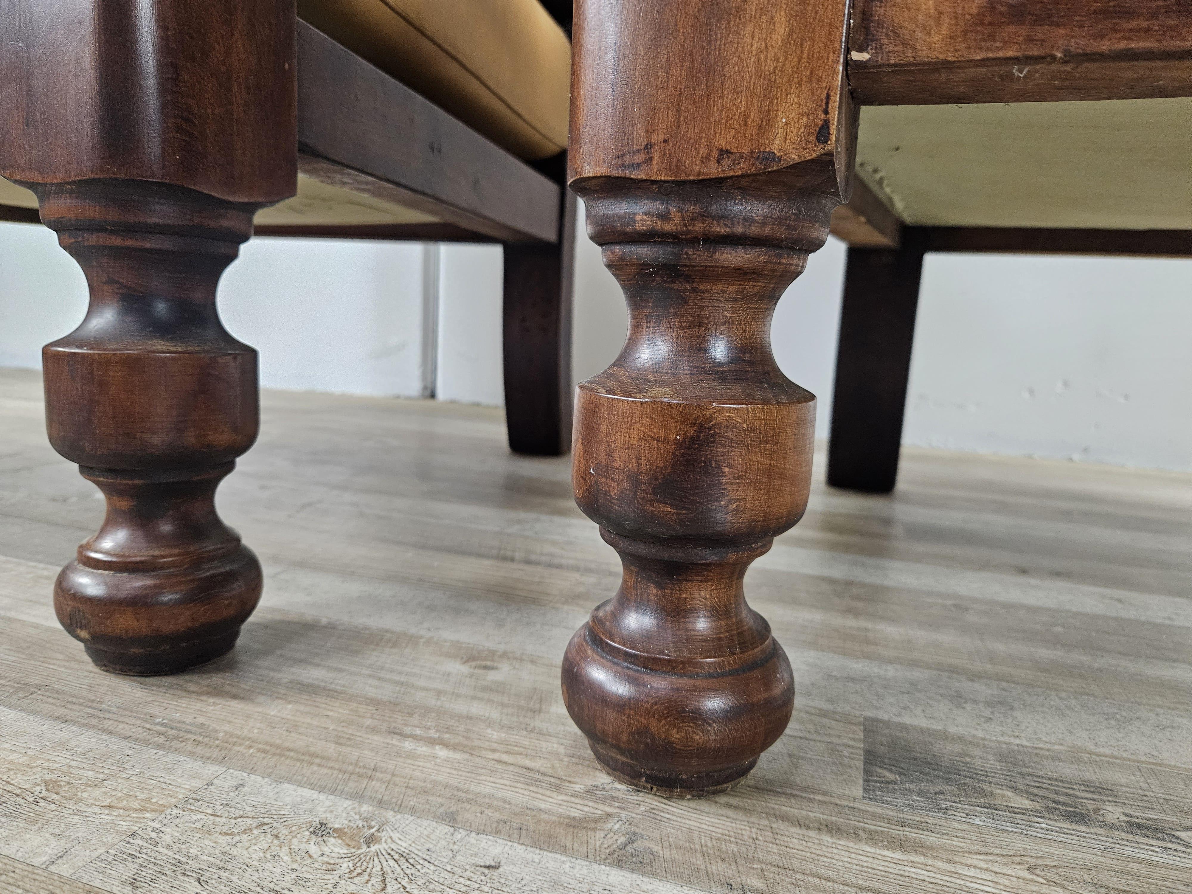 Deux grands fauteuils des années 1980 en bois massif et cuir en vente 9