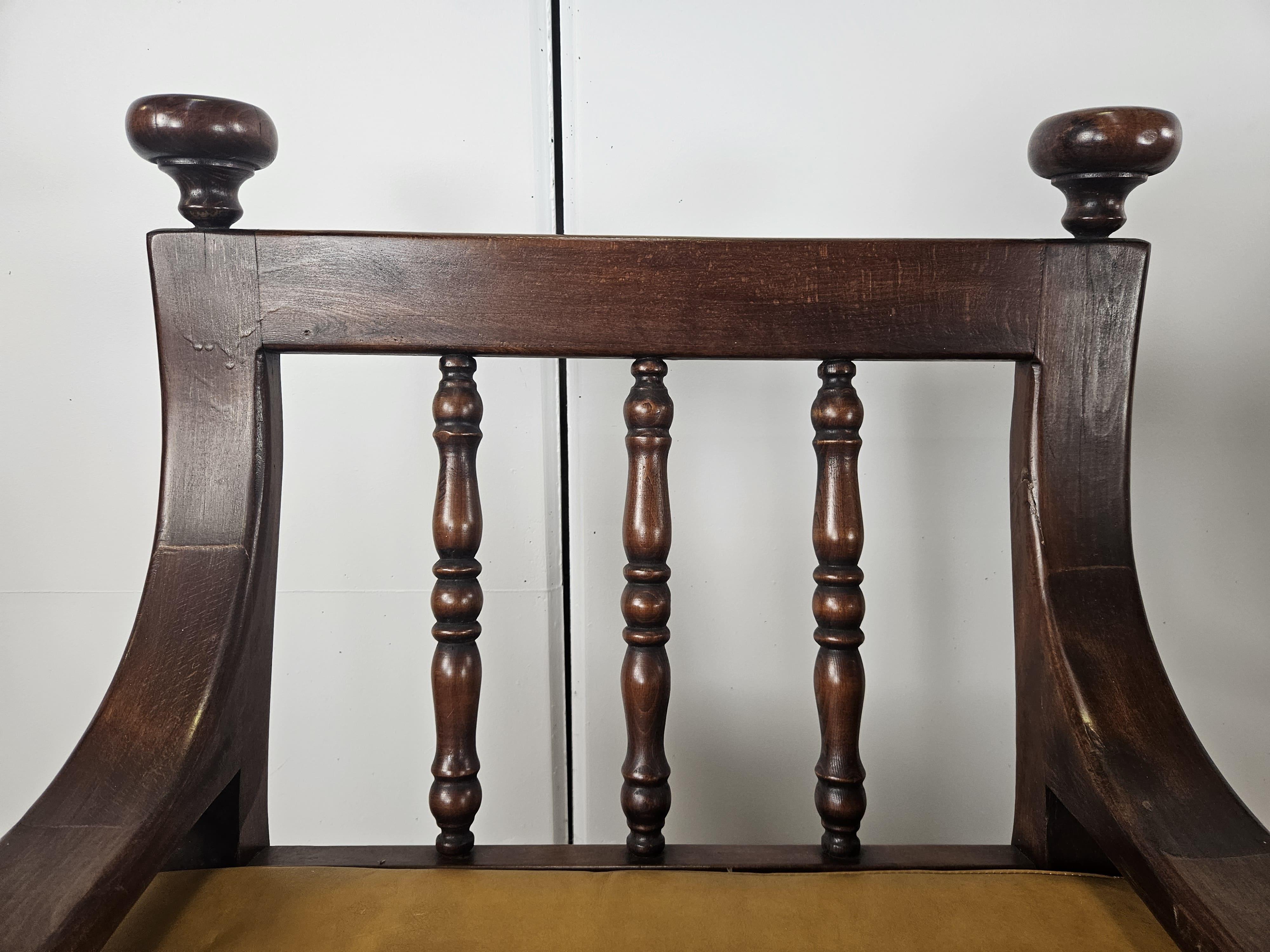Deux grands fauteuils des années 1980 en bois massif et cuir en vente 10