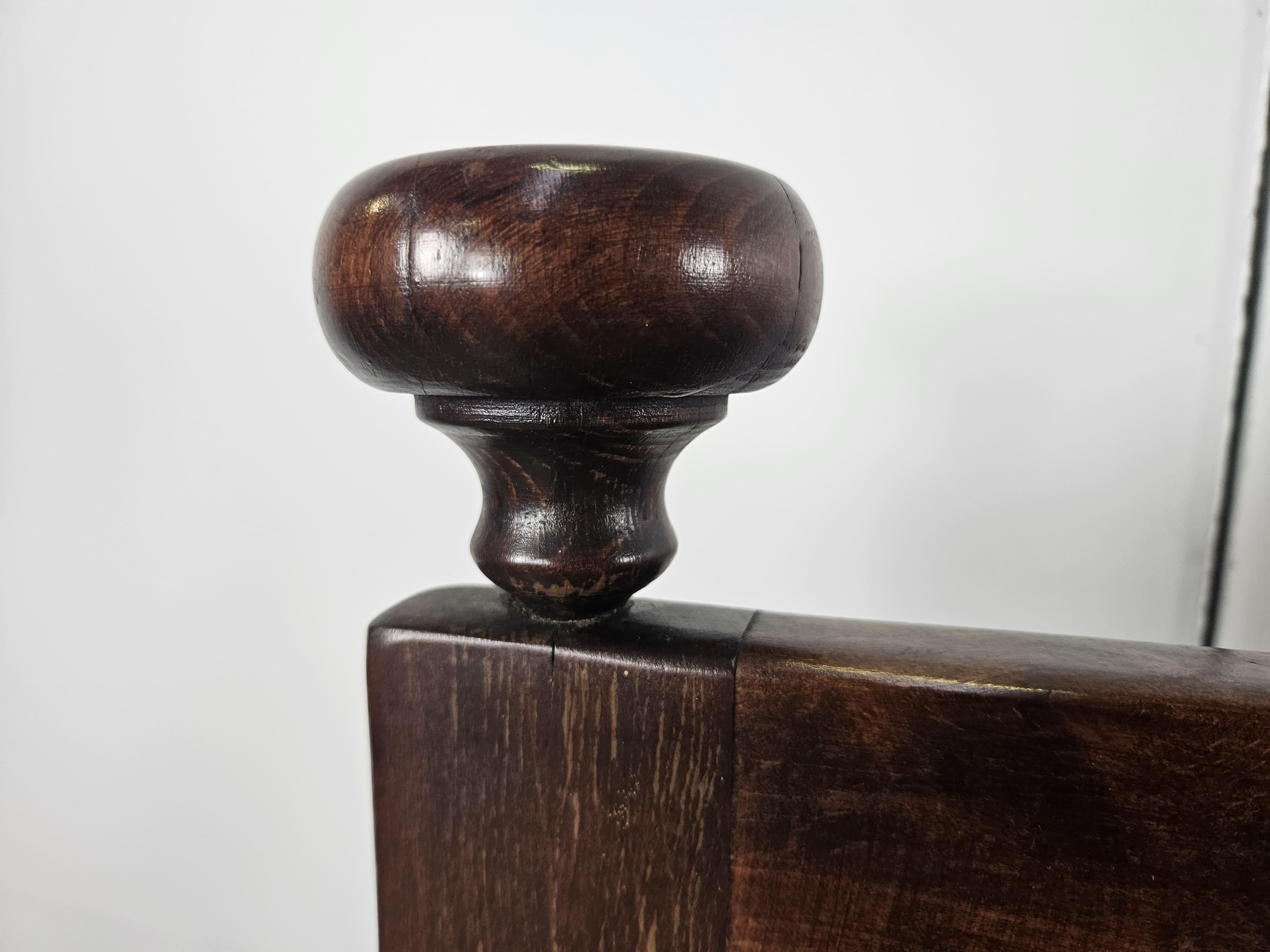 Deux grands fauteuils des années 1980 en bois massif et cuir en vente 11