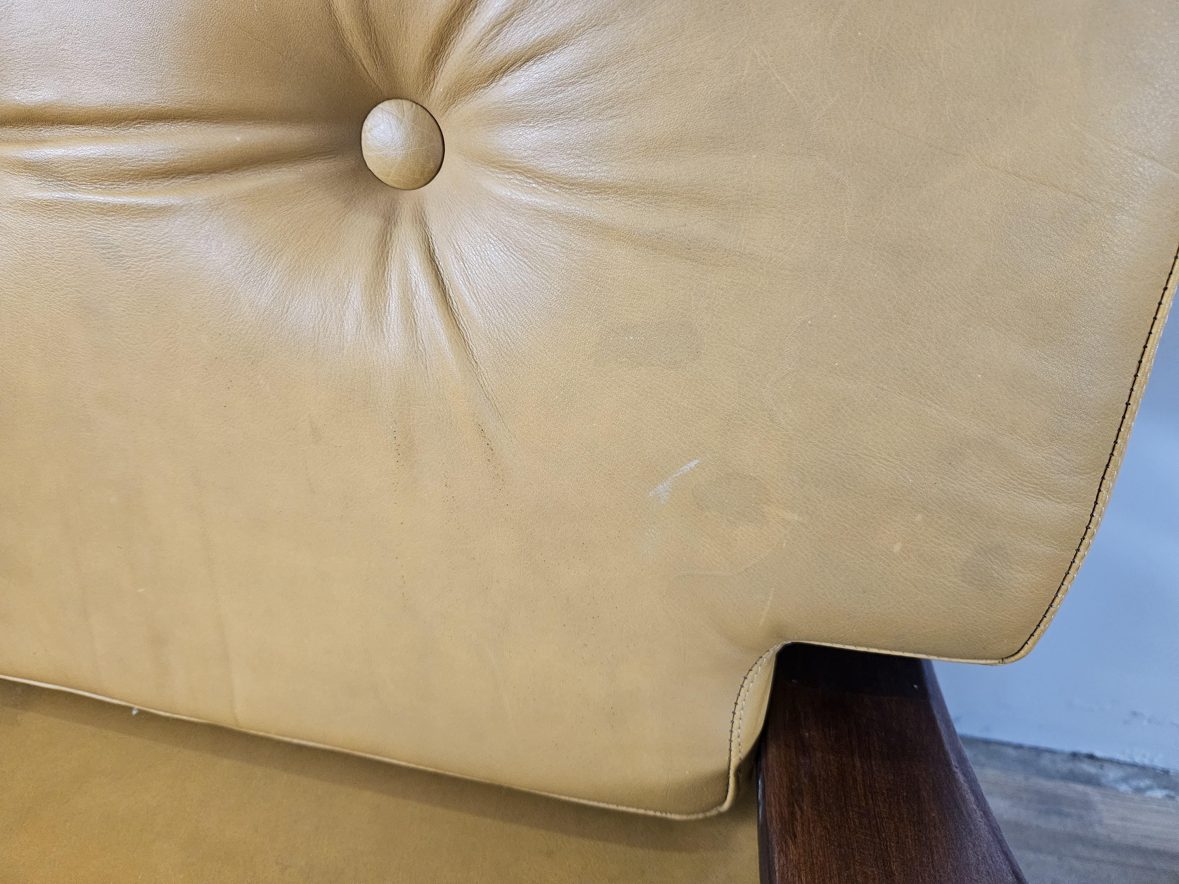 Deux grands fauteuils des années 1980 en bois massif et cuir en vente 12