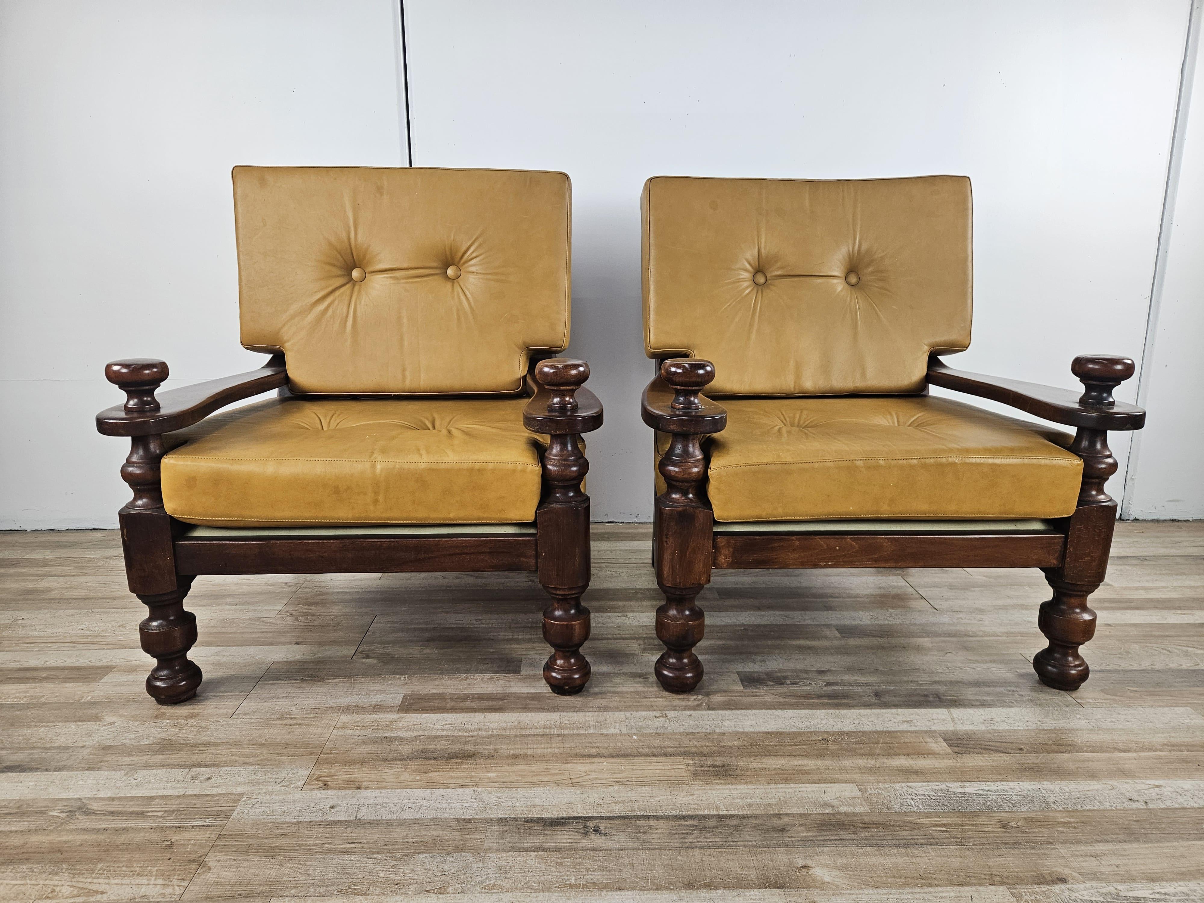 Paire de grands fauteuils en bois massif fabriqués en Italie au début des années 1980, avec une structure en bois et des coussins en cuir vintage.

Les fauteuils conviennent aux tavernes, aux clubs ou aux grands salons, où leur style et leur design