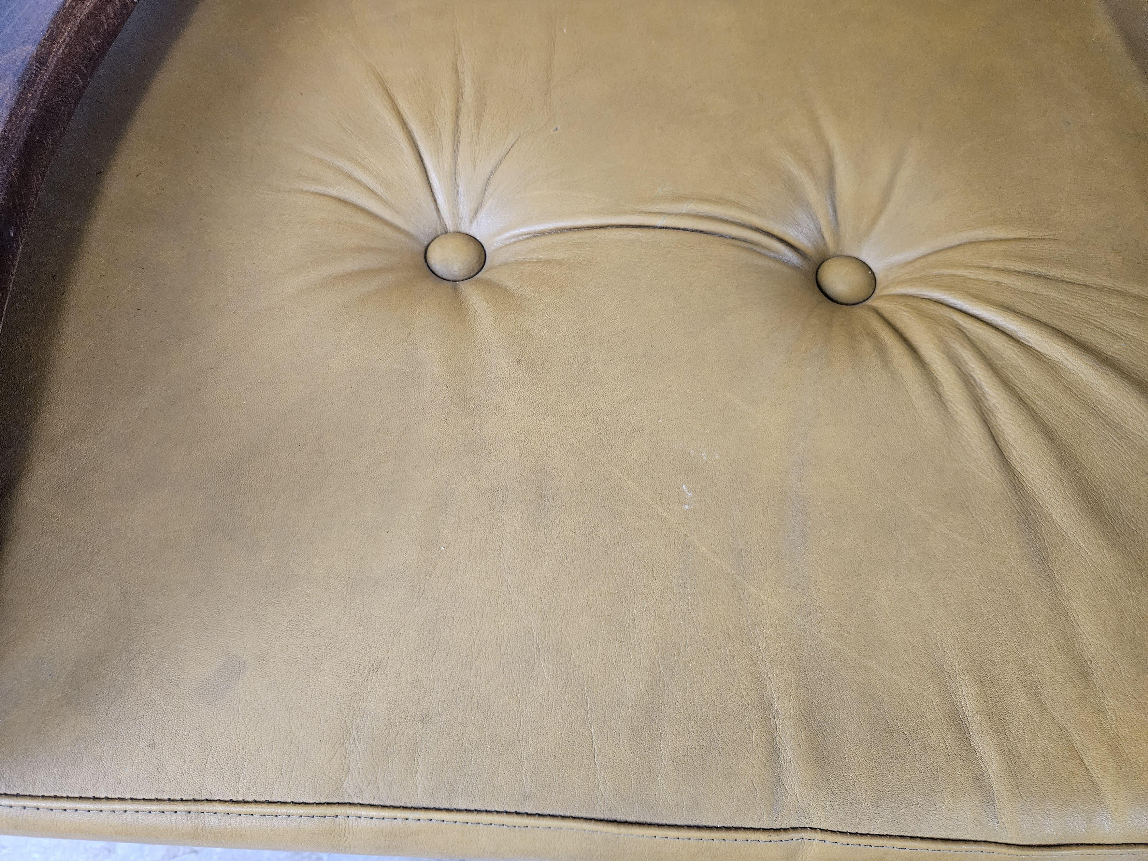 Deux grands fauteuils des années 1980 en bois massif et cuir en vente 13