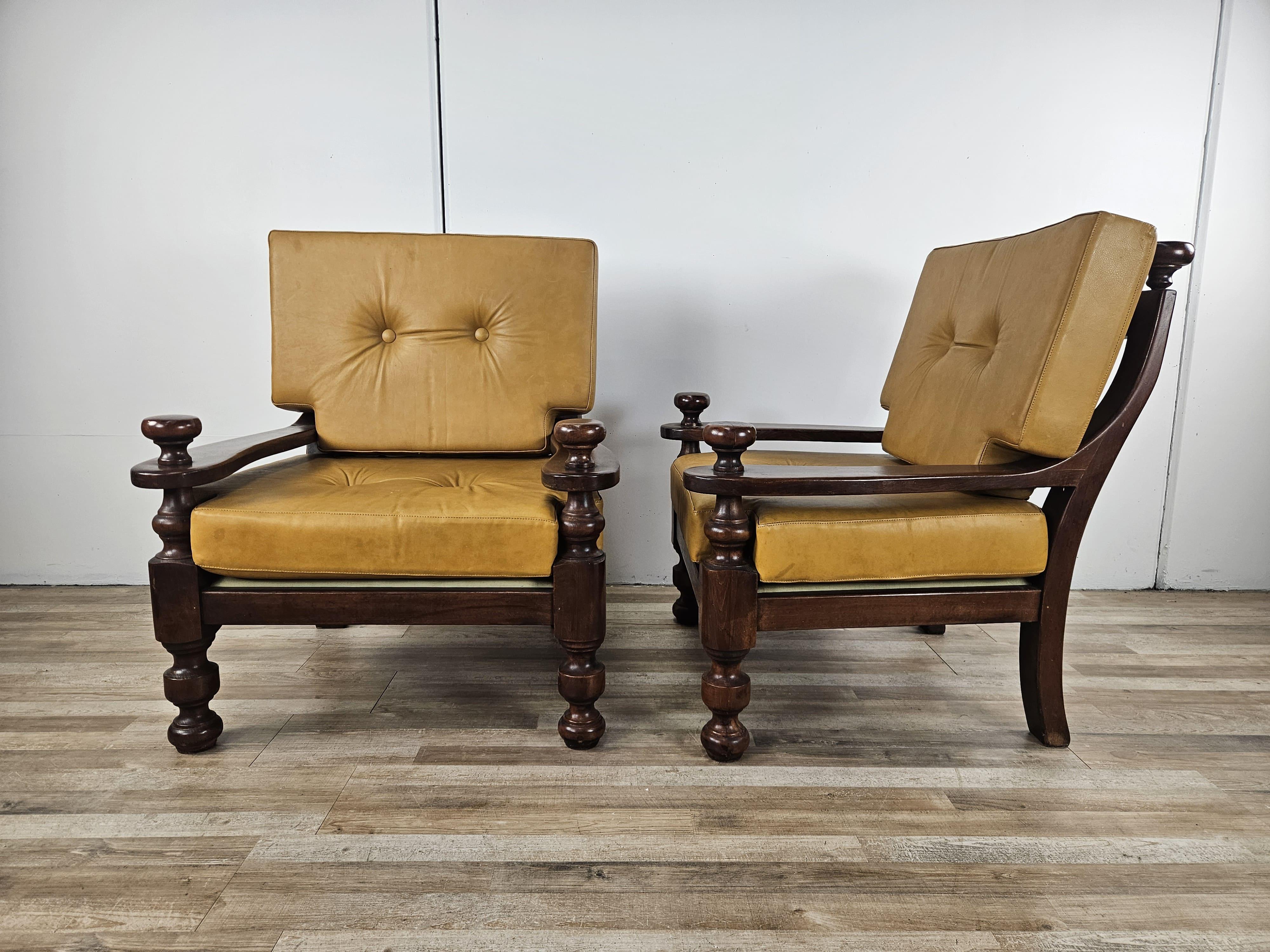 Brutalisme Deux grands fauteuils des années 1980 en bois massif et cuir en vente