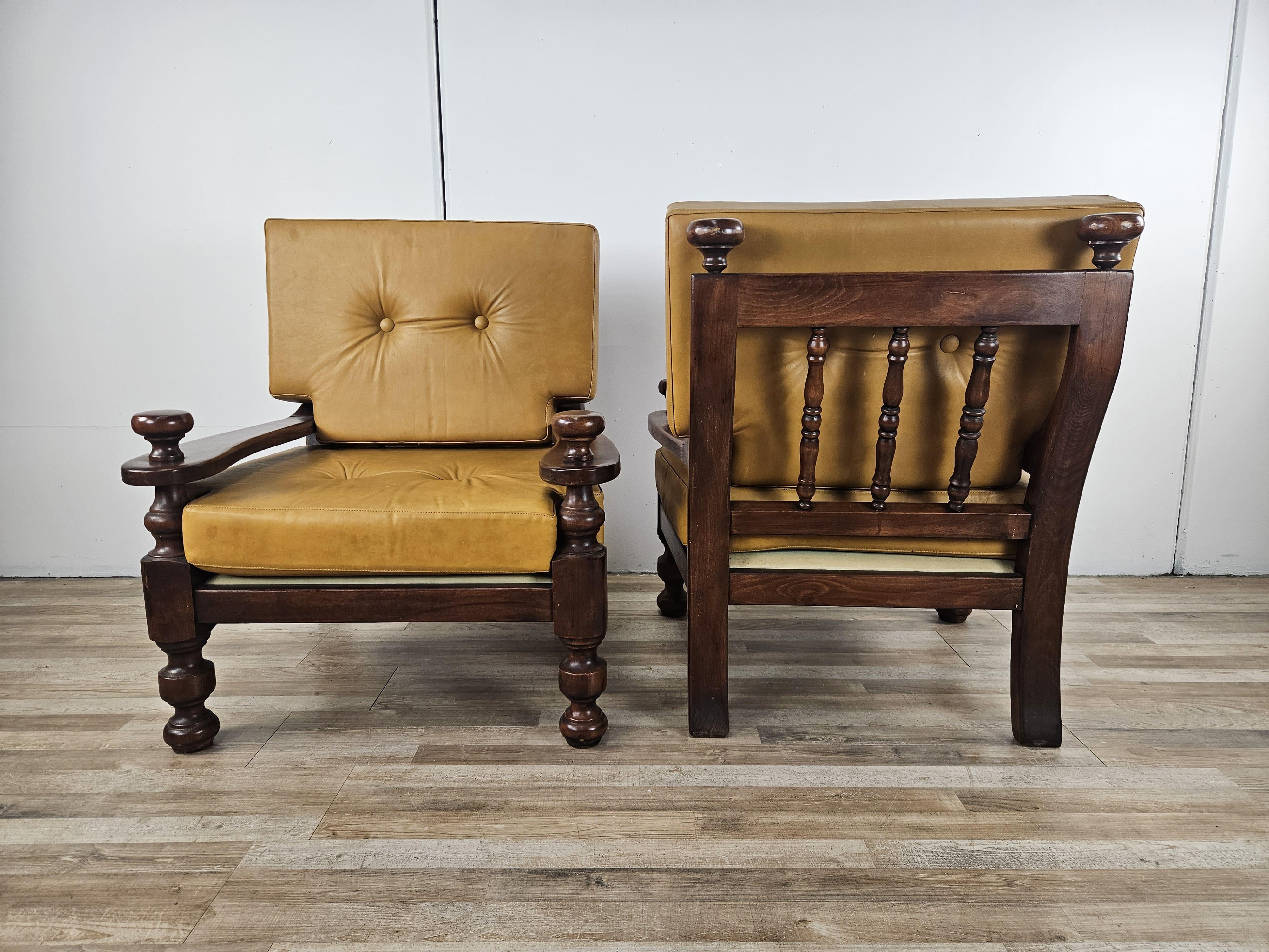 Italian Deux grands fauteuils des années 1980 en bois massif et cuir en vente