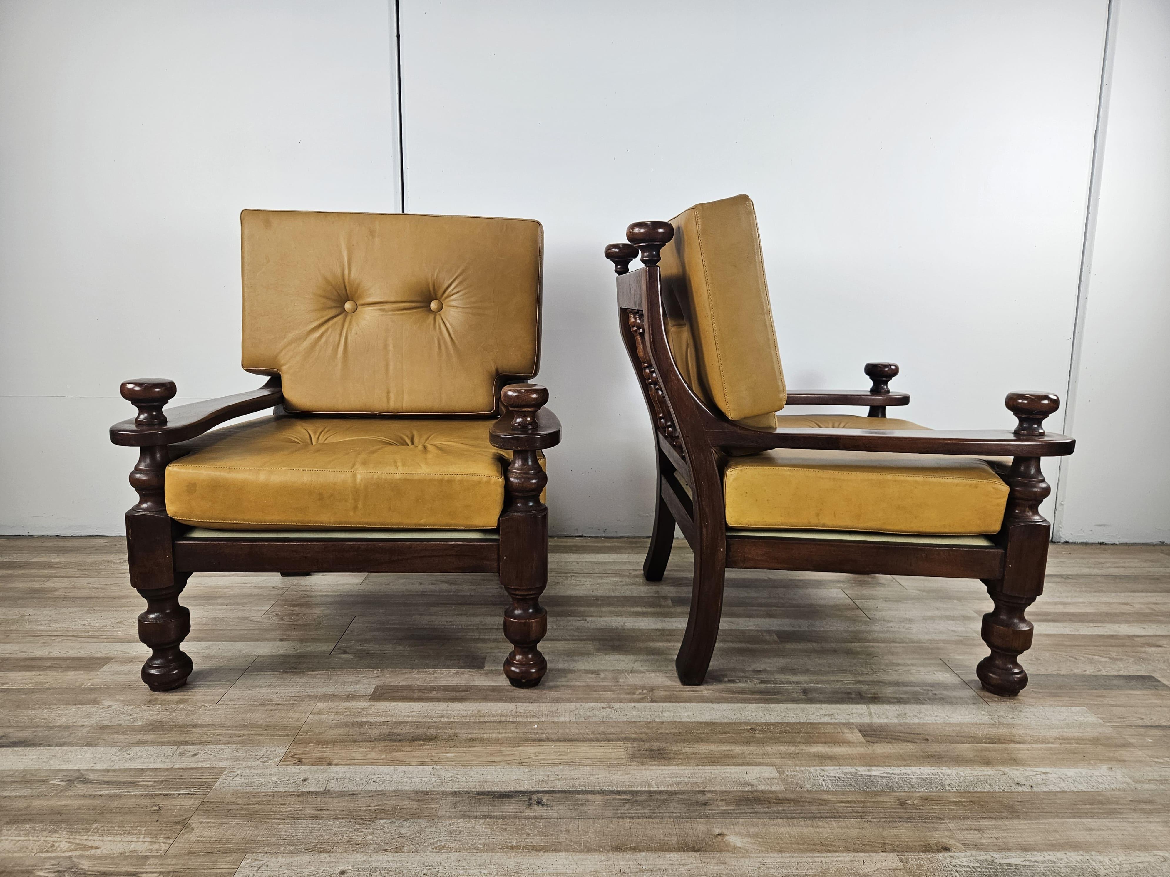 Deux grands fauteuils des années 1980 en bois massif et cuir Bon état - En vente à Premariacco, IT